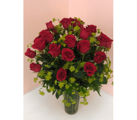Bouquet of red roses in a clear glass vase