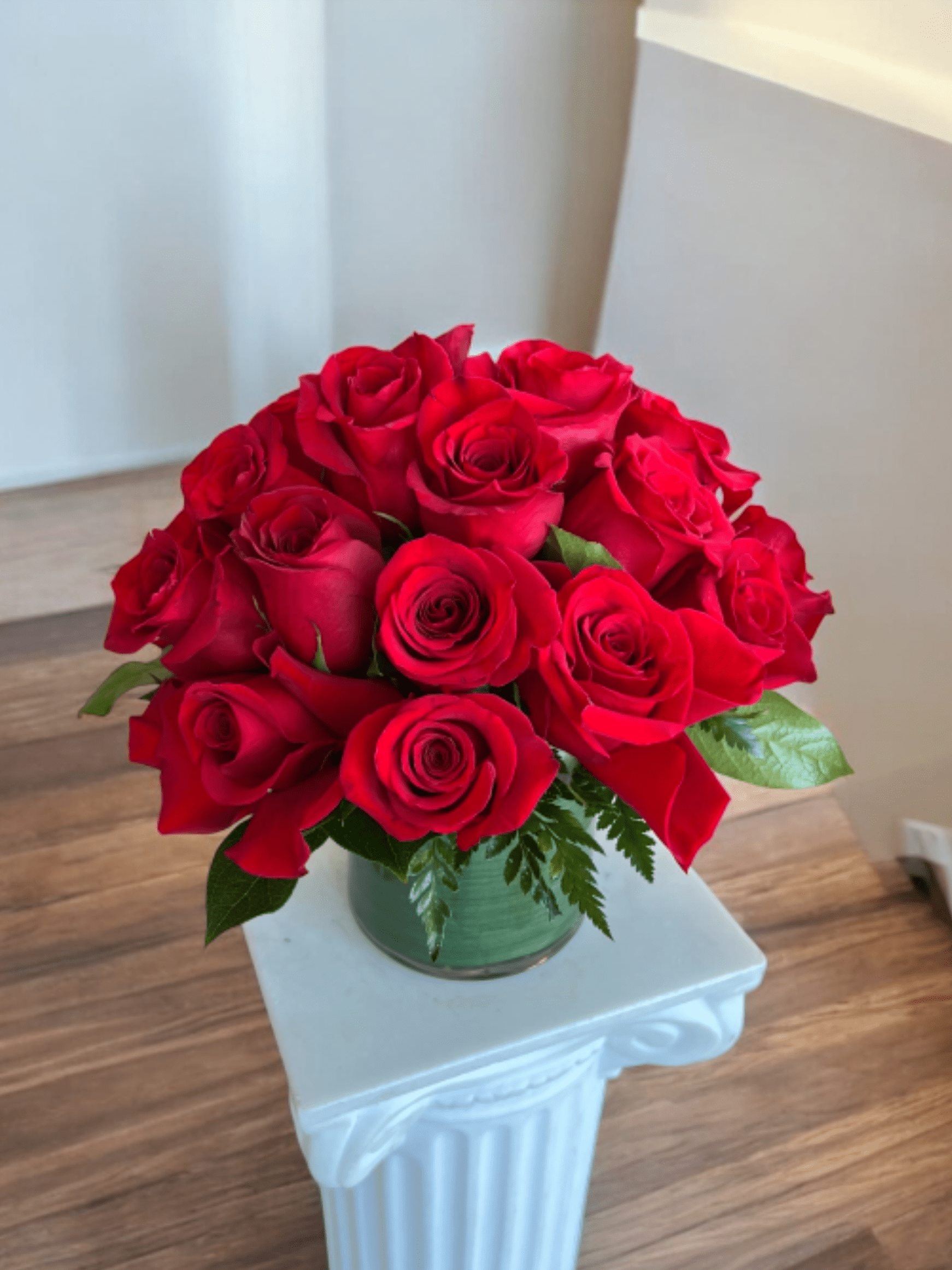Pure Red  - A timeless arrangement of lush red roses, thoughtfully designed to express deep love, admiration, and elegance. Each rose is hand-selected at peak freshness and artfully arranged with complementary greenery in a classic glass vase. Perfect for anniversaries, romantic gestures, or moments when words are simply not enough!  Un arreglo clásico y elegante de rosas rojas intensas, diseñado para transmitir amor profundo, admiración y romanticismo. Cada rosa es cuidadosamente seleccionada por su frescura y belleza, acompañada de follaje delicado y presentada en un jarrón de vidrio tradicional. Ideal para aniversarios, gestos románticos o para expresar sentimientos que nacen del corazón!  