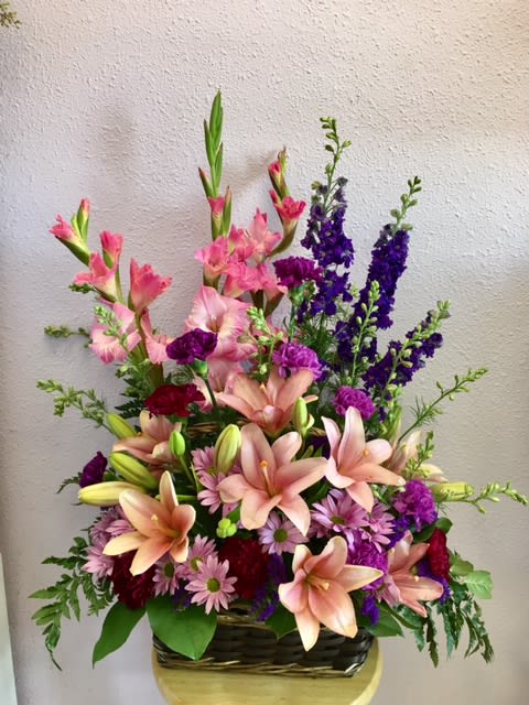 Kind Memories by Forever Flowers - A large, sympathy arrangement with pink lilies, gladiolas, daisies, and other blooms. 