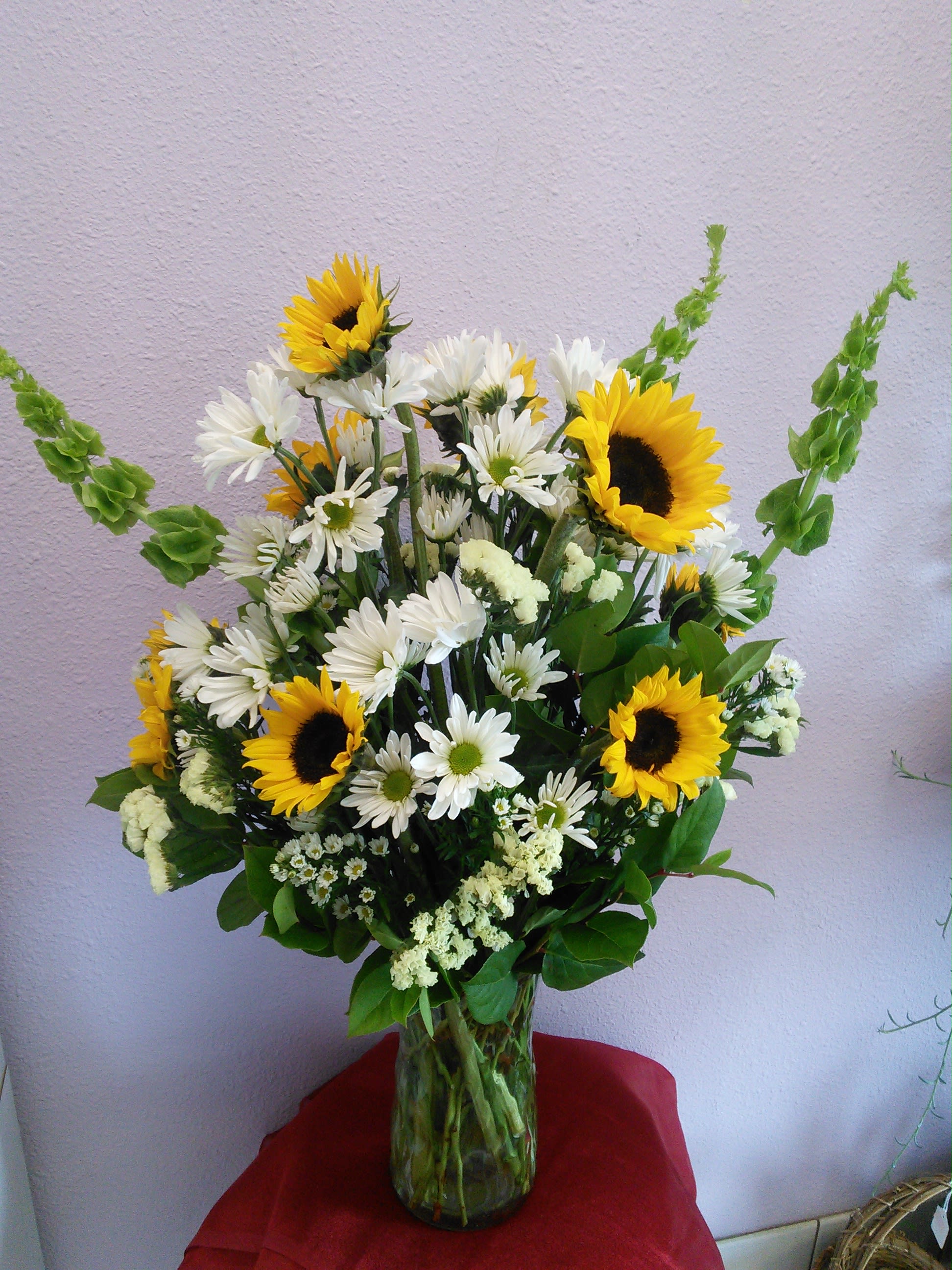 Dazzling Daisies by Forever Flowers - This white daisy and sunflower bouquet is perfect for any birthday or just a simple get well of I am thinking of you gift, Making it hard not to get for the daisy and sunflowers lovers.   