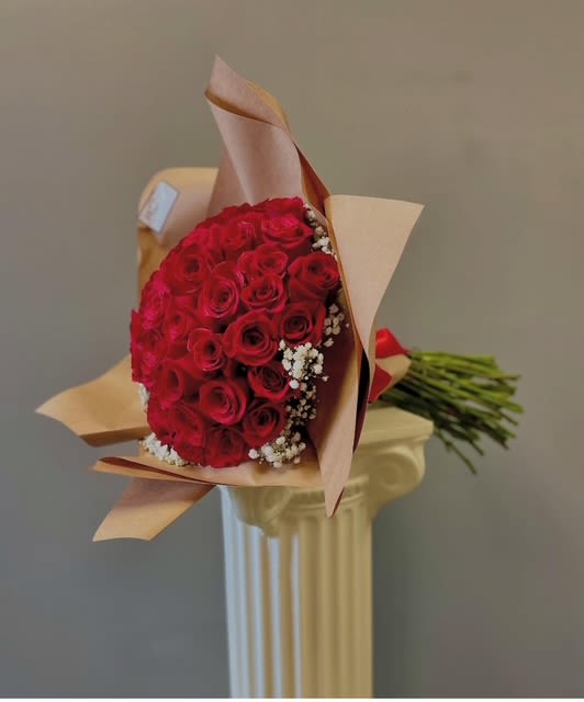 Seraphina 50 Rose Ramos Buchones - 50 superb long stem roses surrounded by babies breath and lush greens arranged in the Ramos Buchones style. This will simply stun the recipient! Red roses are the classic color however we offer yellow, white, lavender, pink and peach roses. Choose all one color or mix it up! If you would like another color instead of red please indicate that on your order. 