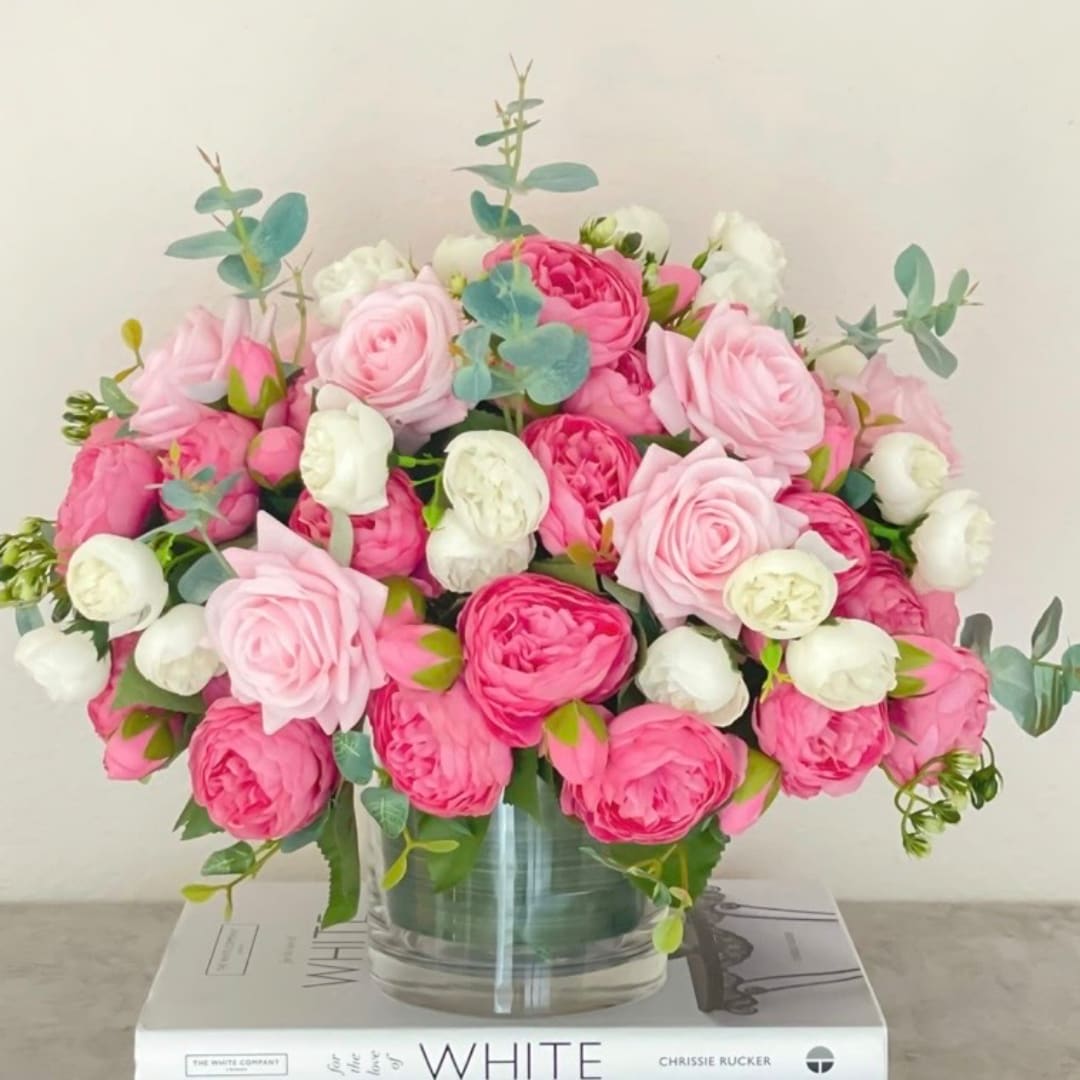 Pink and white rose bouquet in a clear glass vase