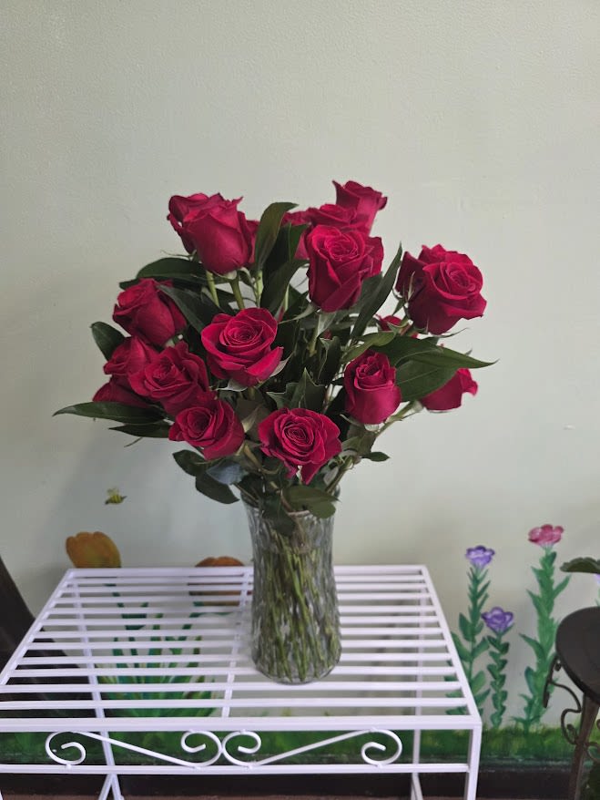 Bouquet of deep pink roses in a clear glass vase