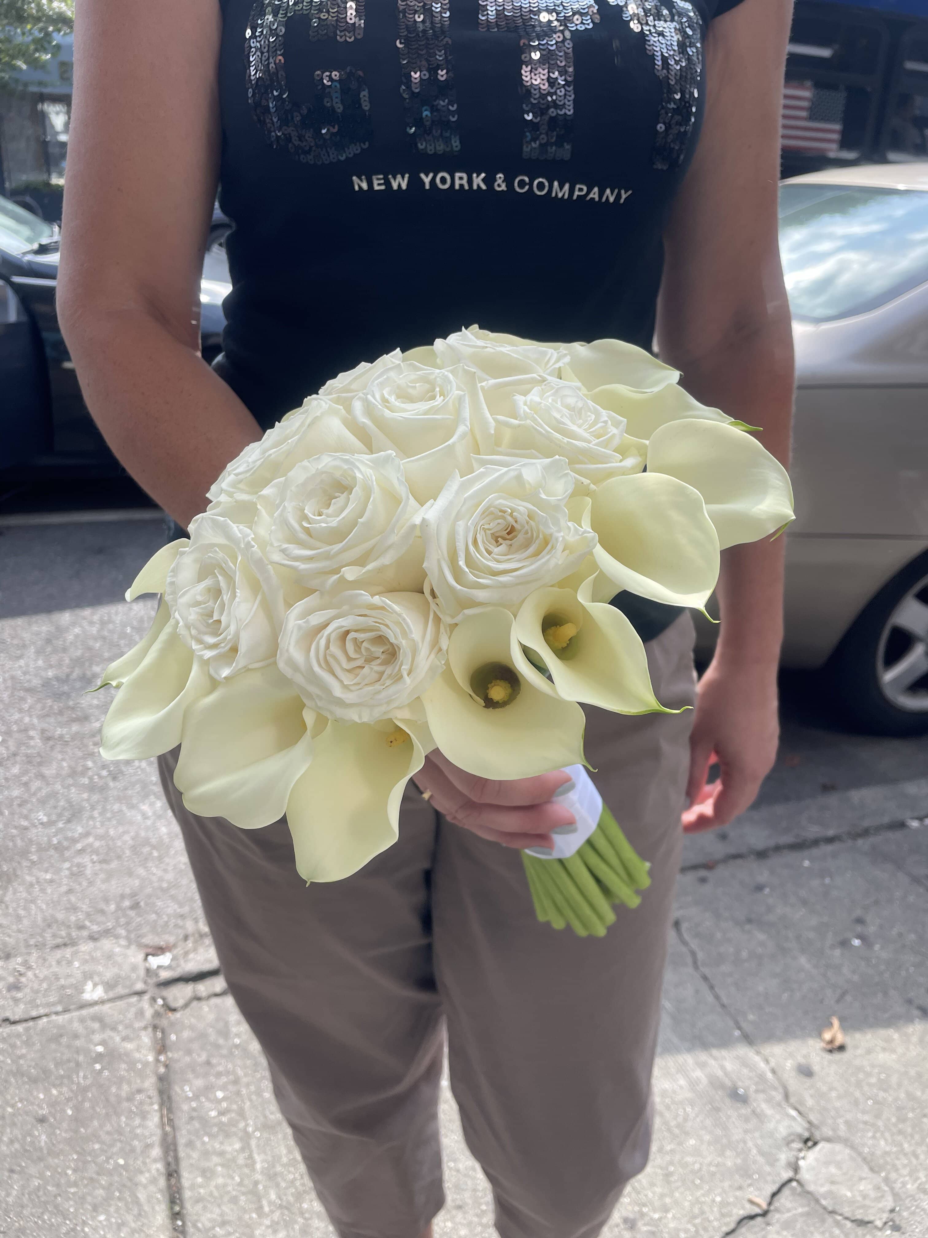 Bouquet of white roses and pale calla lilies