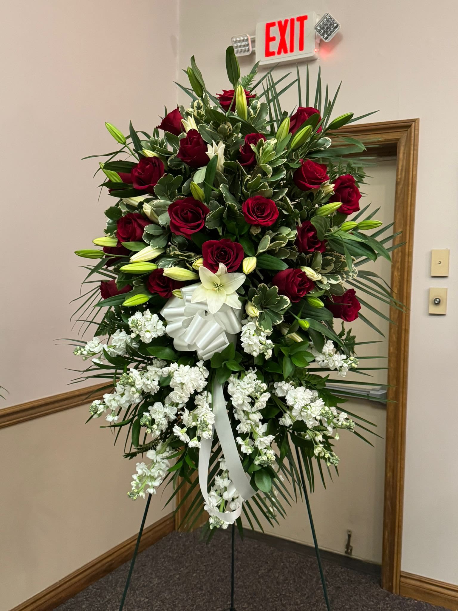 Funeral Standing Spray.    The photo shows the deluxe size. - The photo shows the standard size.