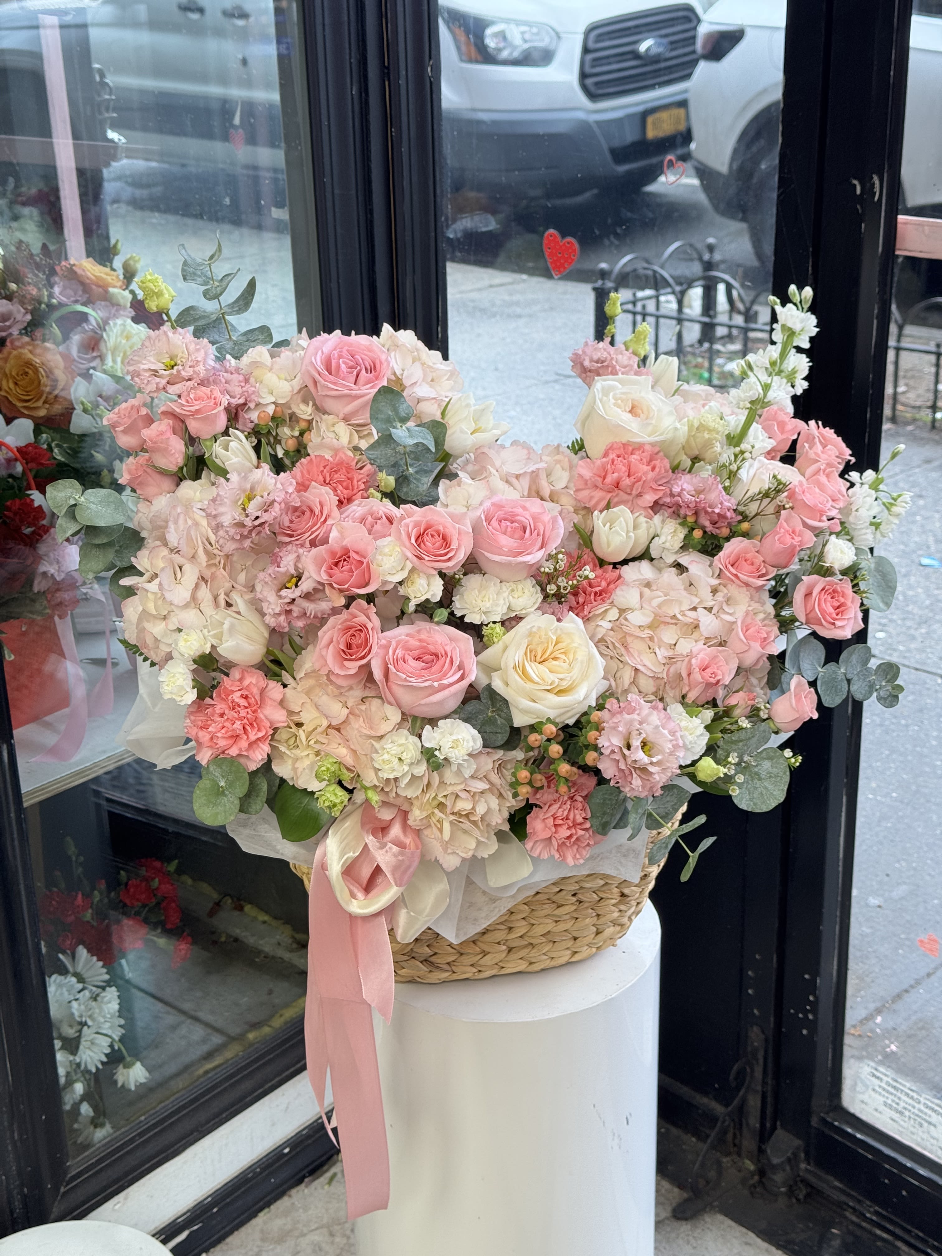 Garden Symphony Basket.     The photo shows the deluxe size. - The photo shows the deluxe size.