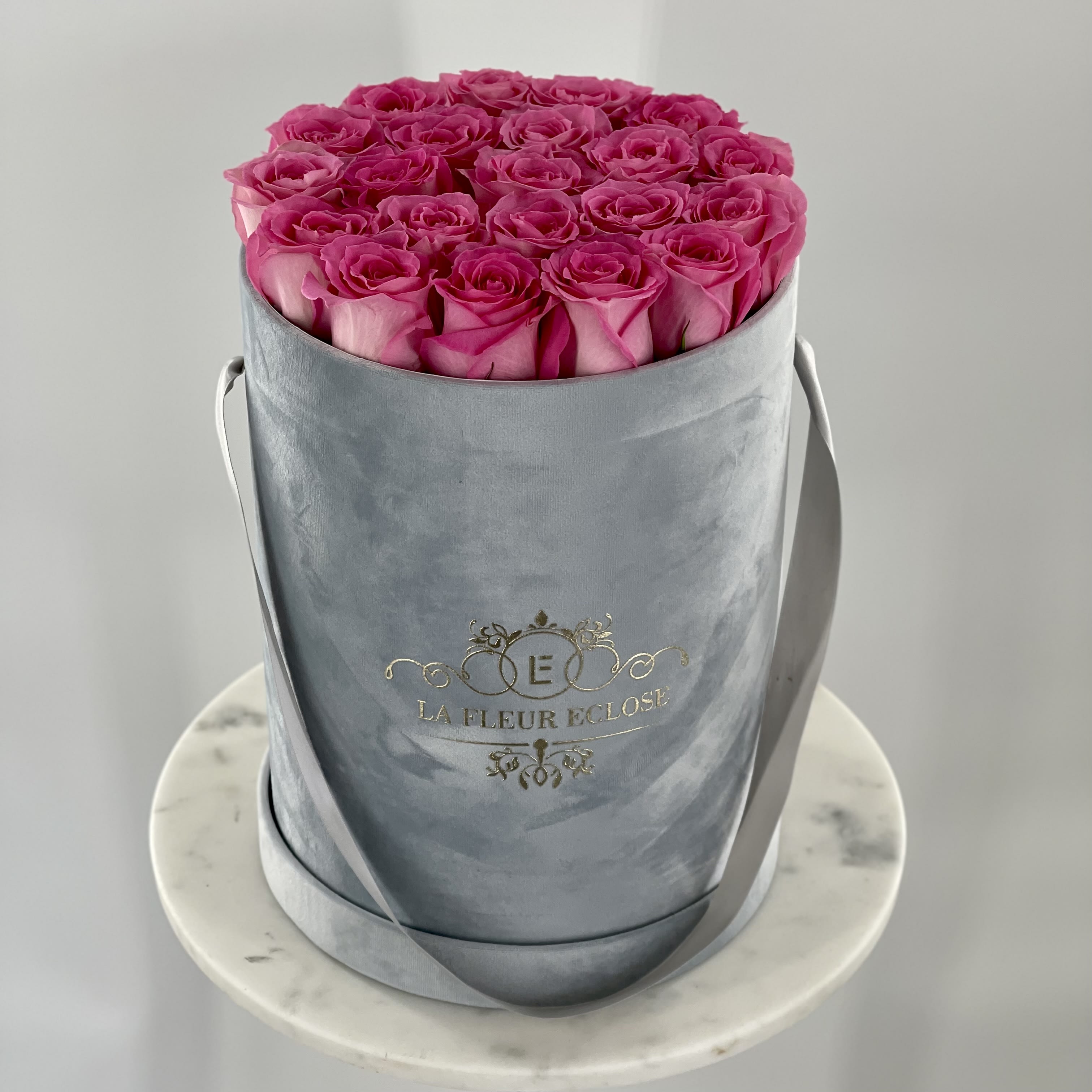 Bella Flat V - Pink fresh roses in our grey signature box  THE PINK COLOR OF THE ROSE MAY VARY TO A LIGHTER OR DARKER PINK  