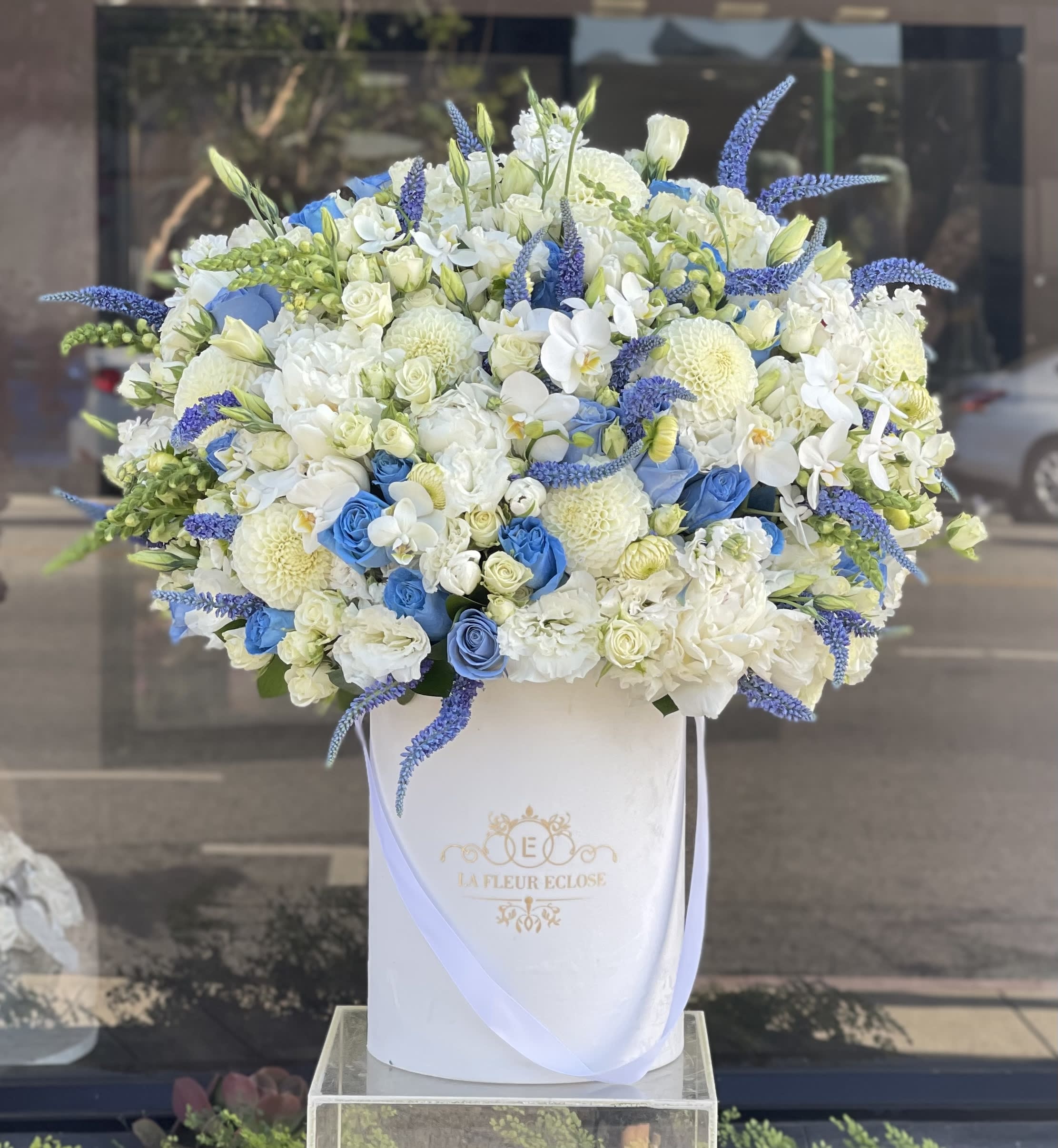 It is a boy - Mix of flowers in our velvet  signature box 