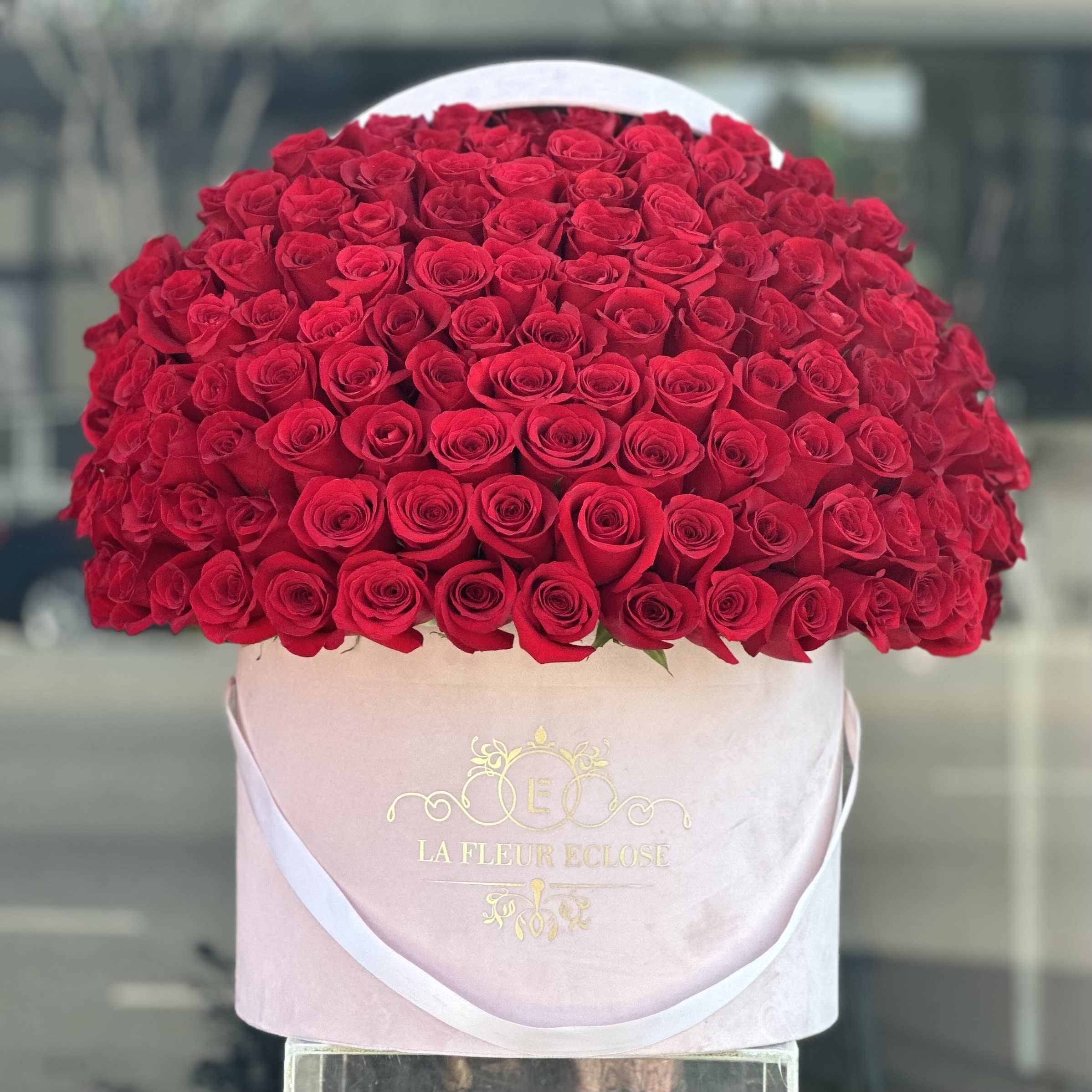 125 Roses in a signature box V - Fresh roses in our velvet white box  Standard- 125 roses  Deluxe-200 roses Premium - 250 roses