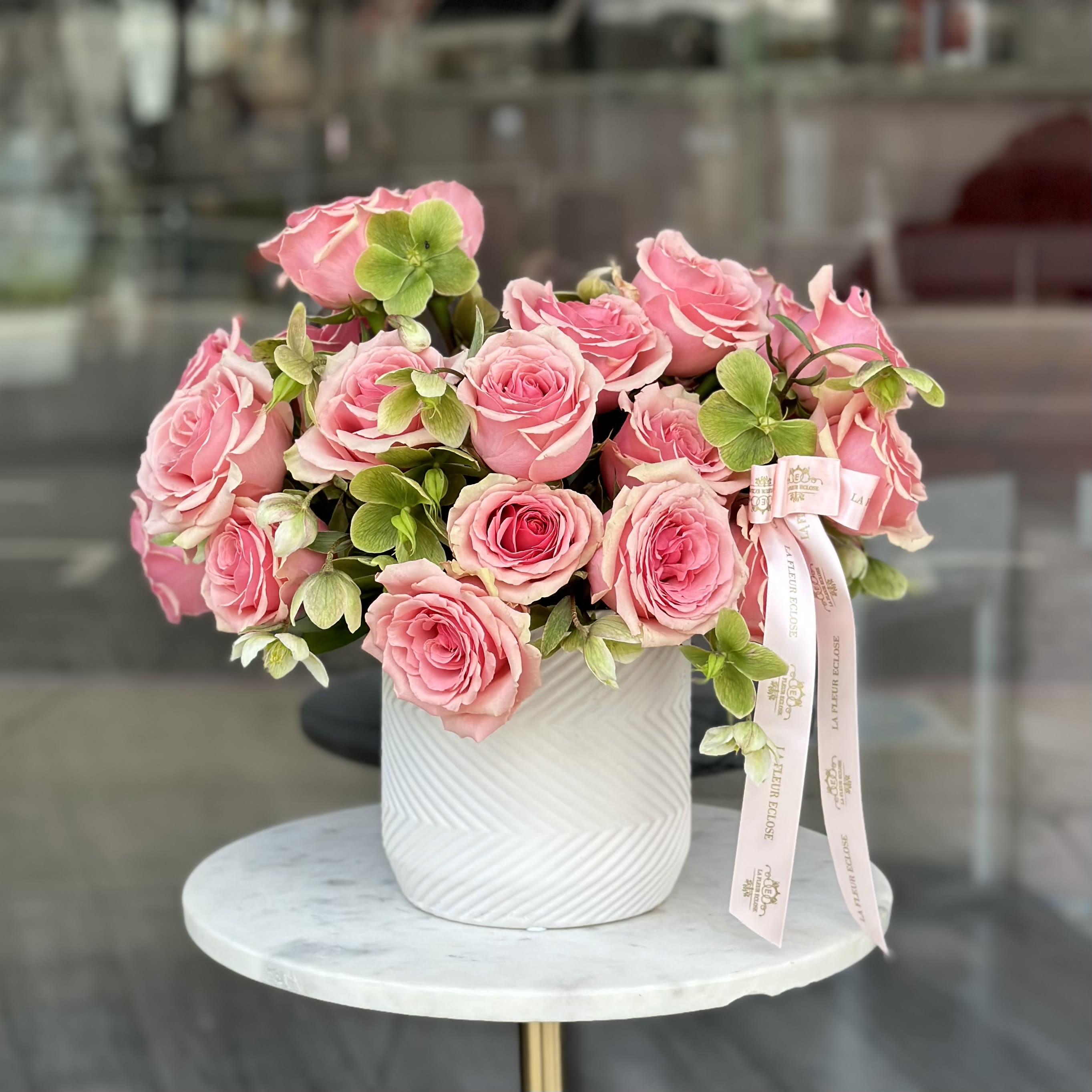 Rose Corner V - Tasteful Rose Mix in a vase. 