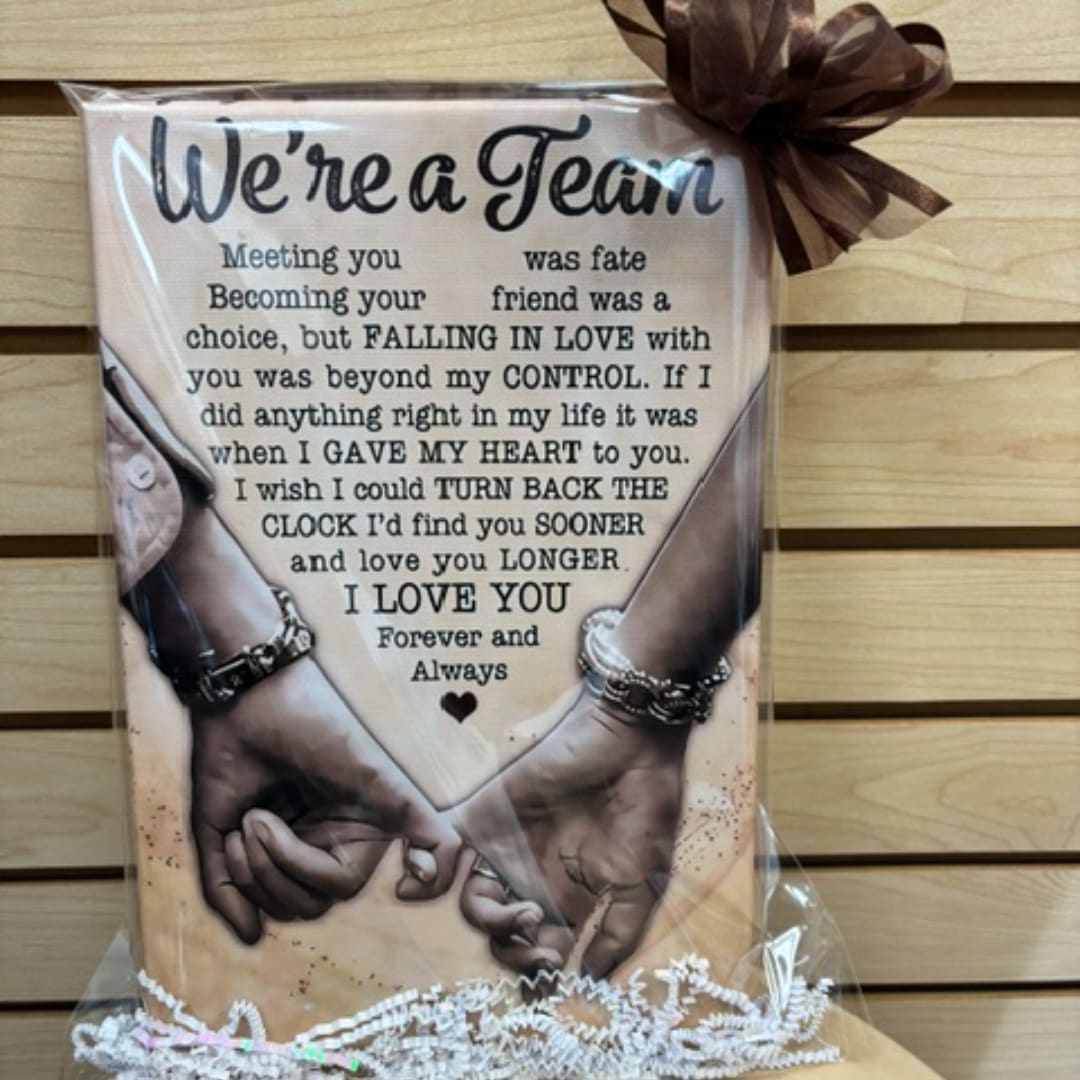 Gift plaque with a romantic quote and two hands forming a heart