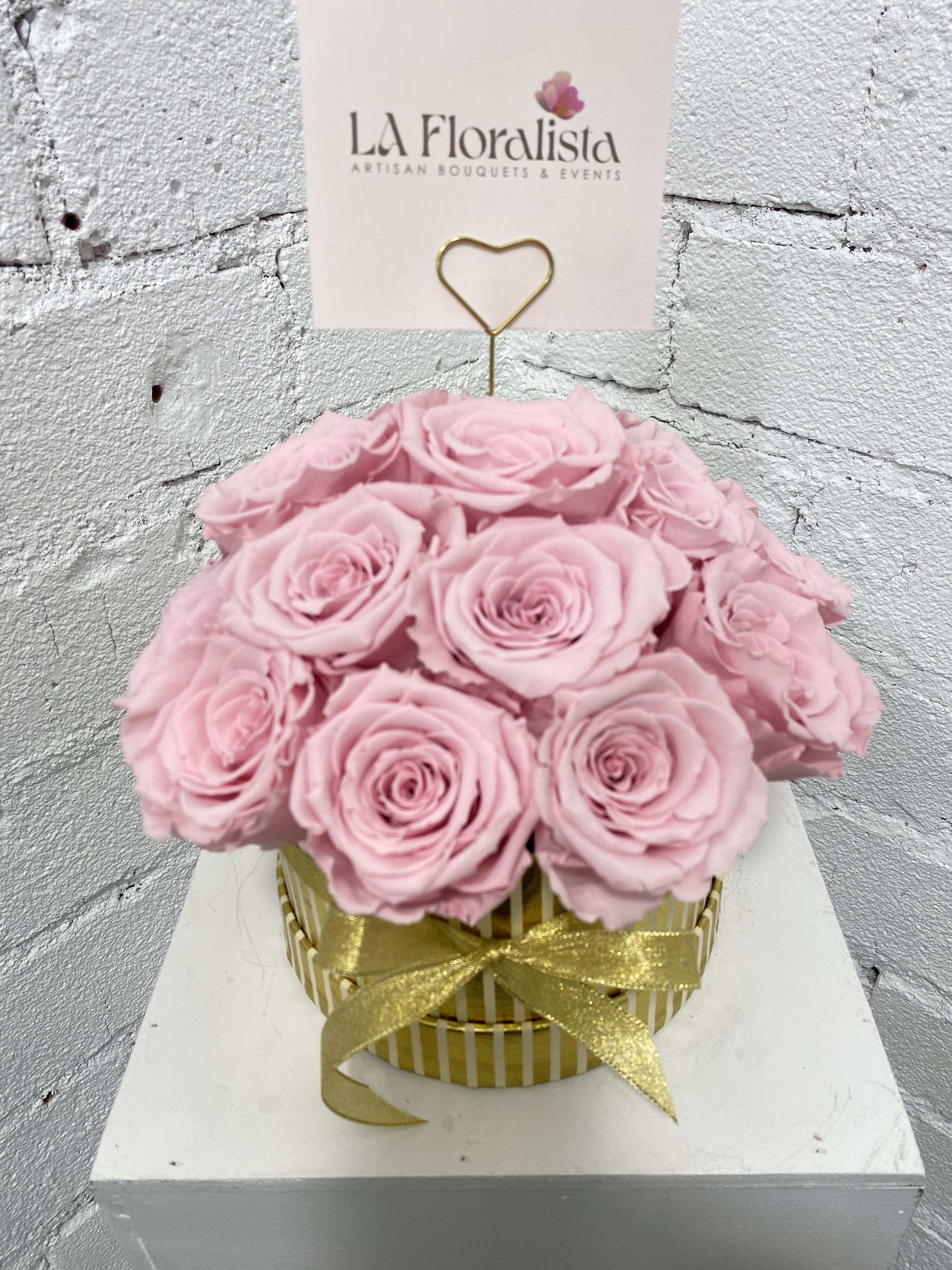17 Forever Lasting Natural Roses - 17 light pink natural preserved roses that last more than 2 years. An elegant gift on a golden box.