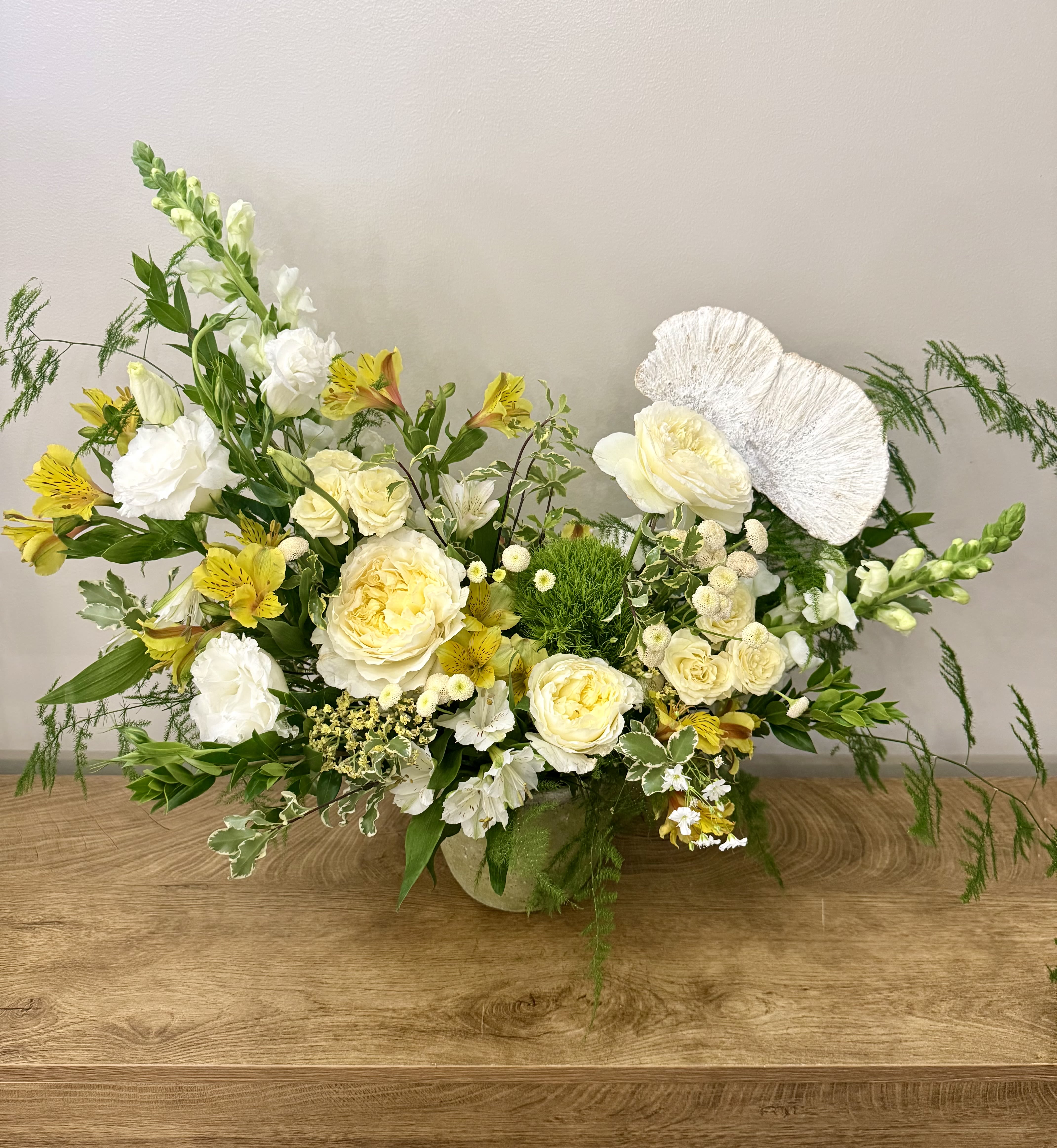 Lemon Loves Lime - Fresh and highly scented floral arrangement with garden roses and seasonal premium flowers.