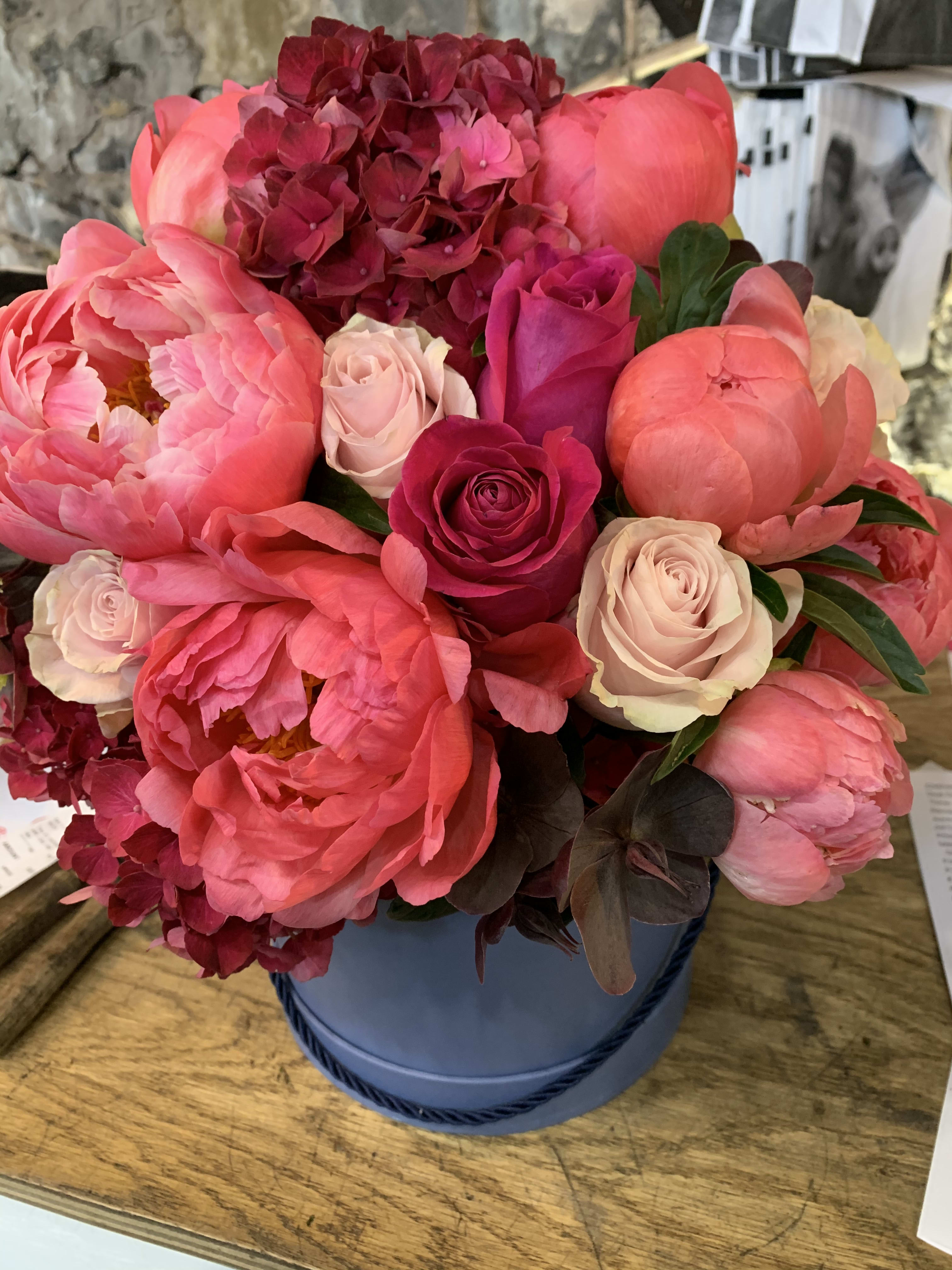 Artistically arranged peonies and hydrangea in a Tiffany hat box - Artistically arranged peonies and hydrangea in a Tiffany hat box