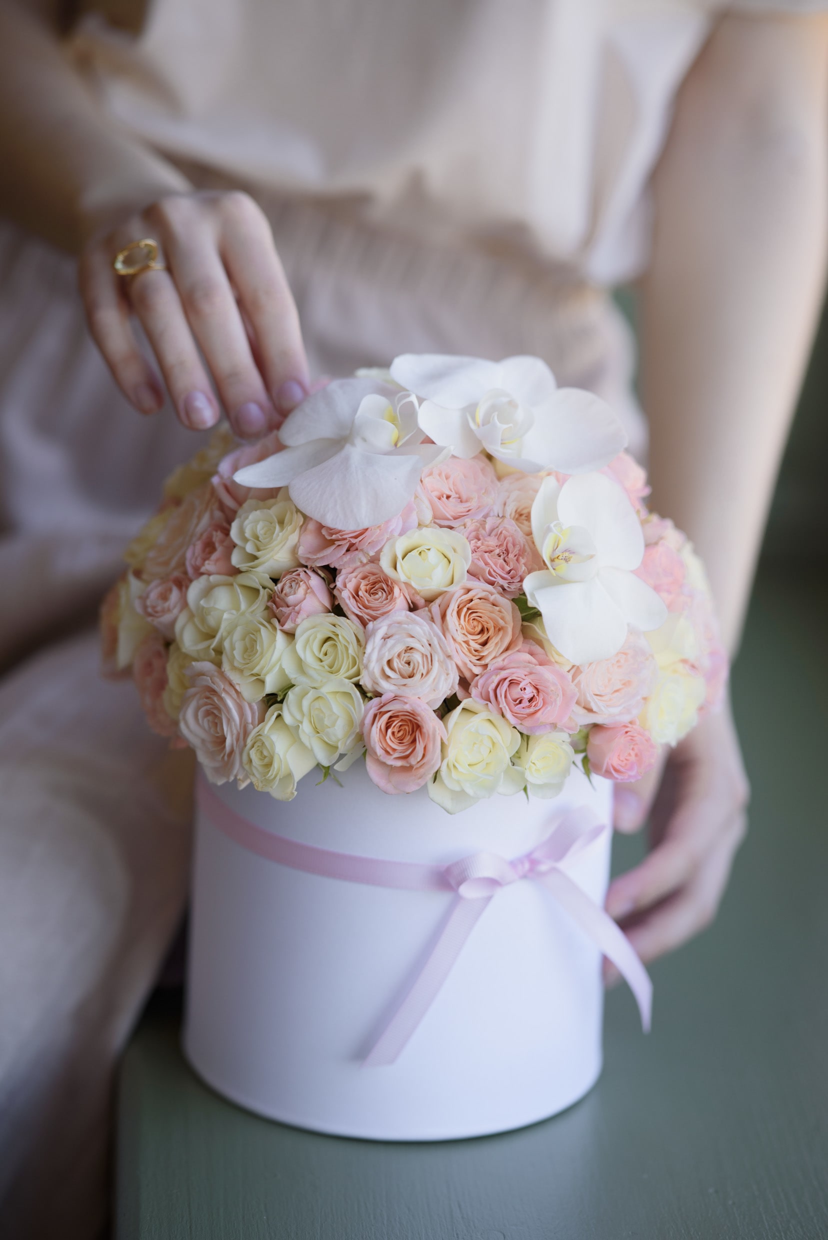 Grace - This box is elegantly breath-taking and perfect for any occasion.  The Grace arrangement delivery includes: Premium, fresh and ethically sourced white and light pink spray roses 10 to 15 stems (Color may vary) Care instructions Your custom message on our Luxe stationary Hat box size: Standart - D5.5H7", Deluxe - D8.5H4.5".