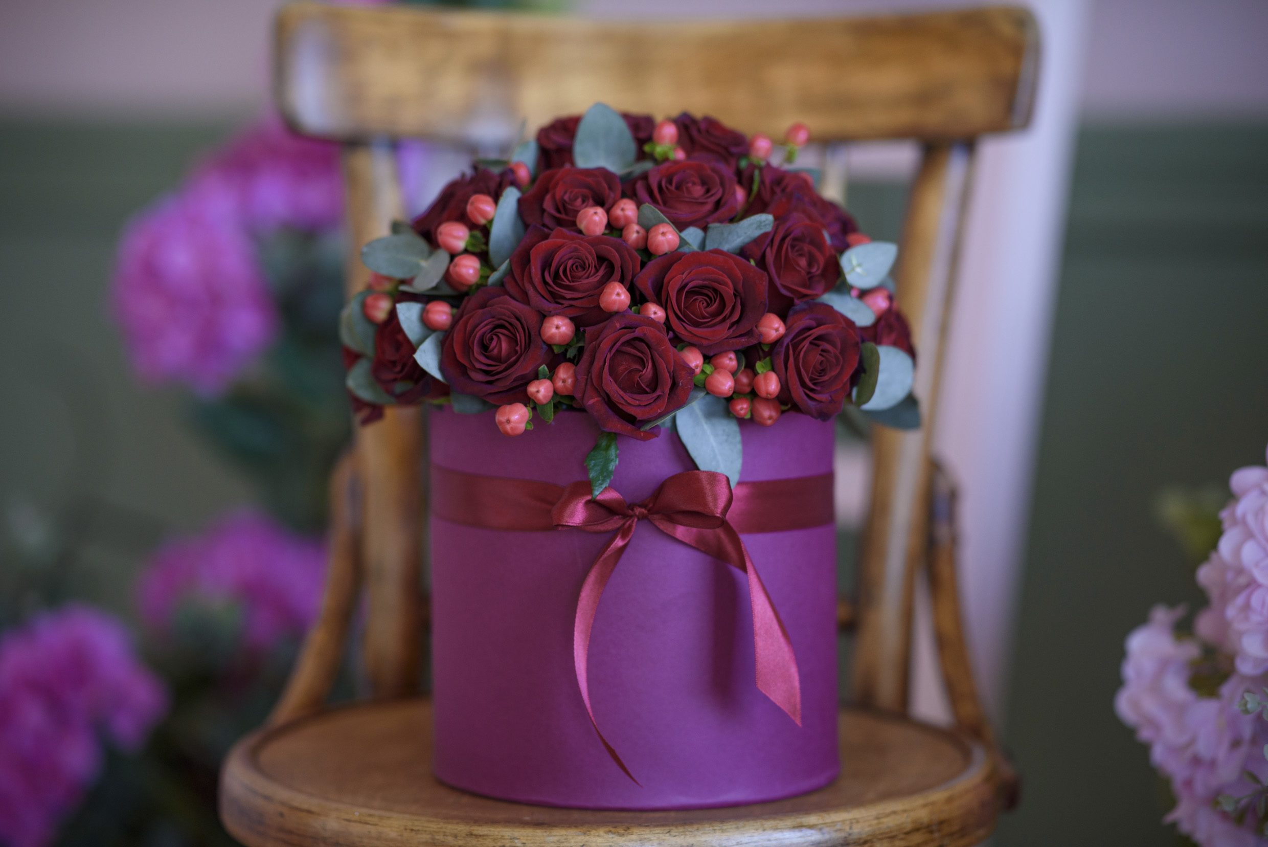 Elizabeth - Our best seller. It is perfect for gifting for birthdays, anniversaries, thank you gifts, and just because you or your special someone deserves it.  The Elizabeth arrangement delivery includes: Premium, equadorian red roses (30-35 stems) accented with fresh red berries (Color may vary) Care instructions Your custom message on our Luxe stationary Hat box size: D7H9'