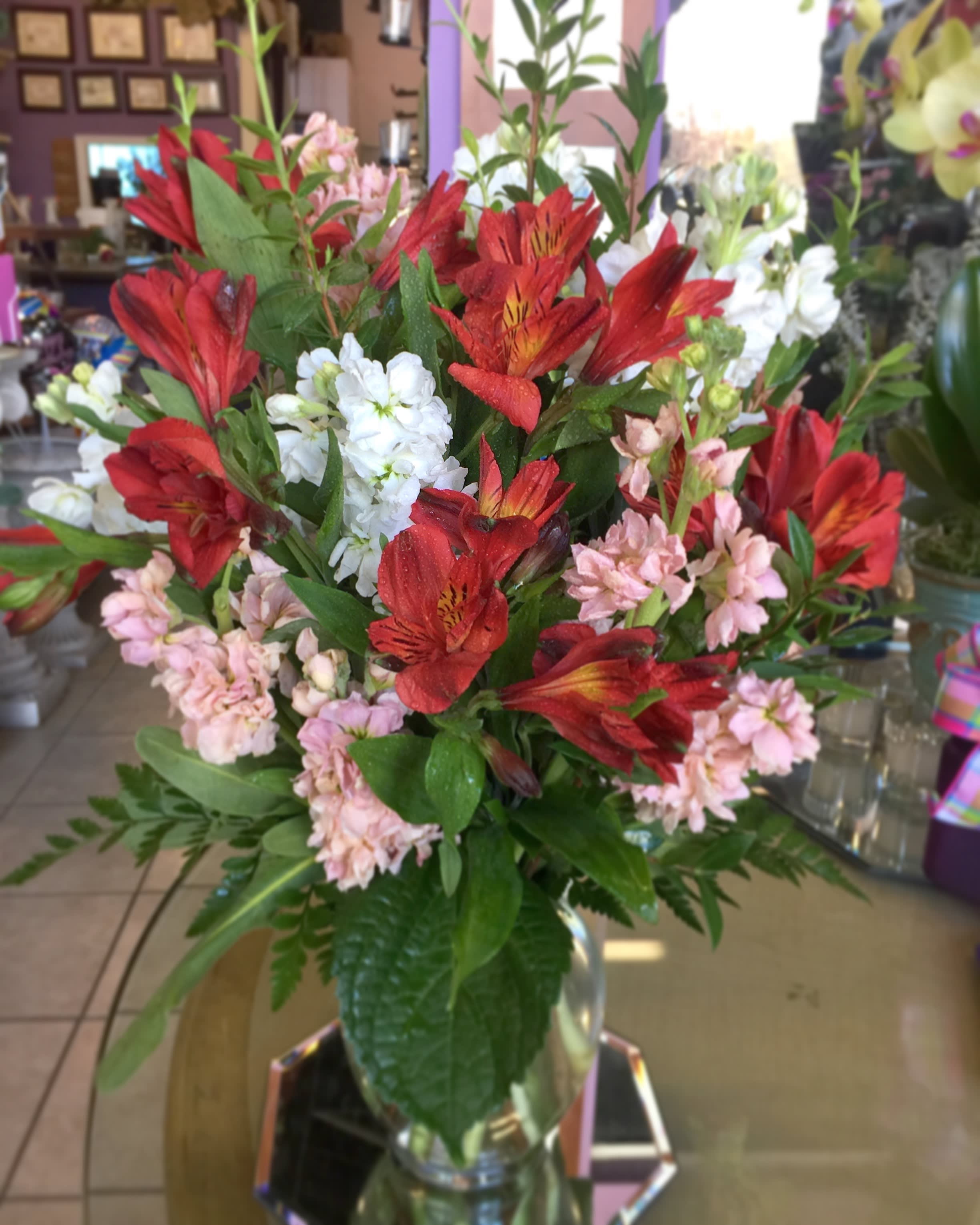 Bouquet of red and pink flowers in a clear glass vase