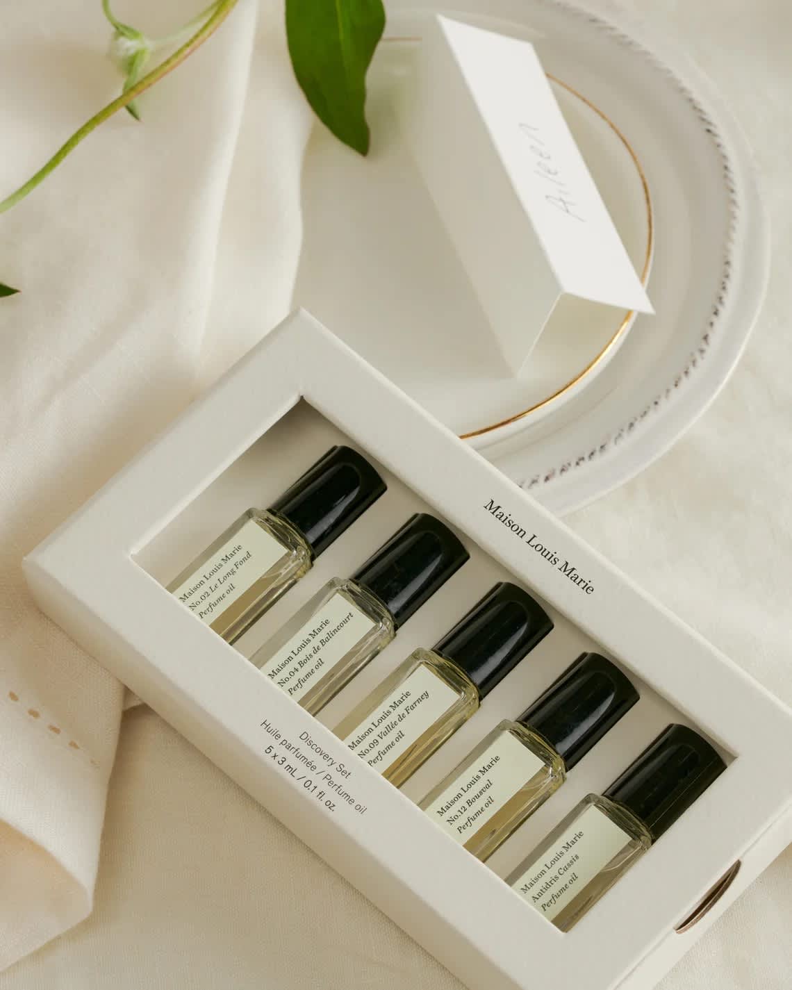 Boxed perfume oil discovery set with five small bottles