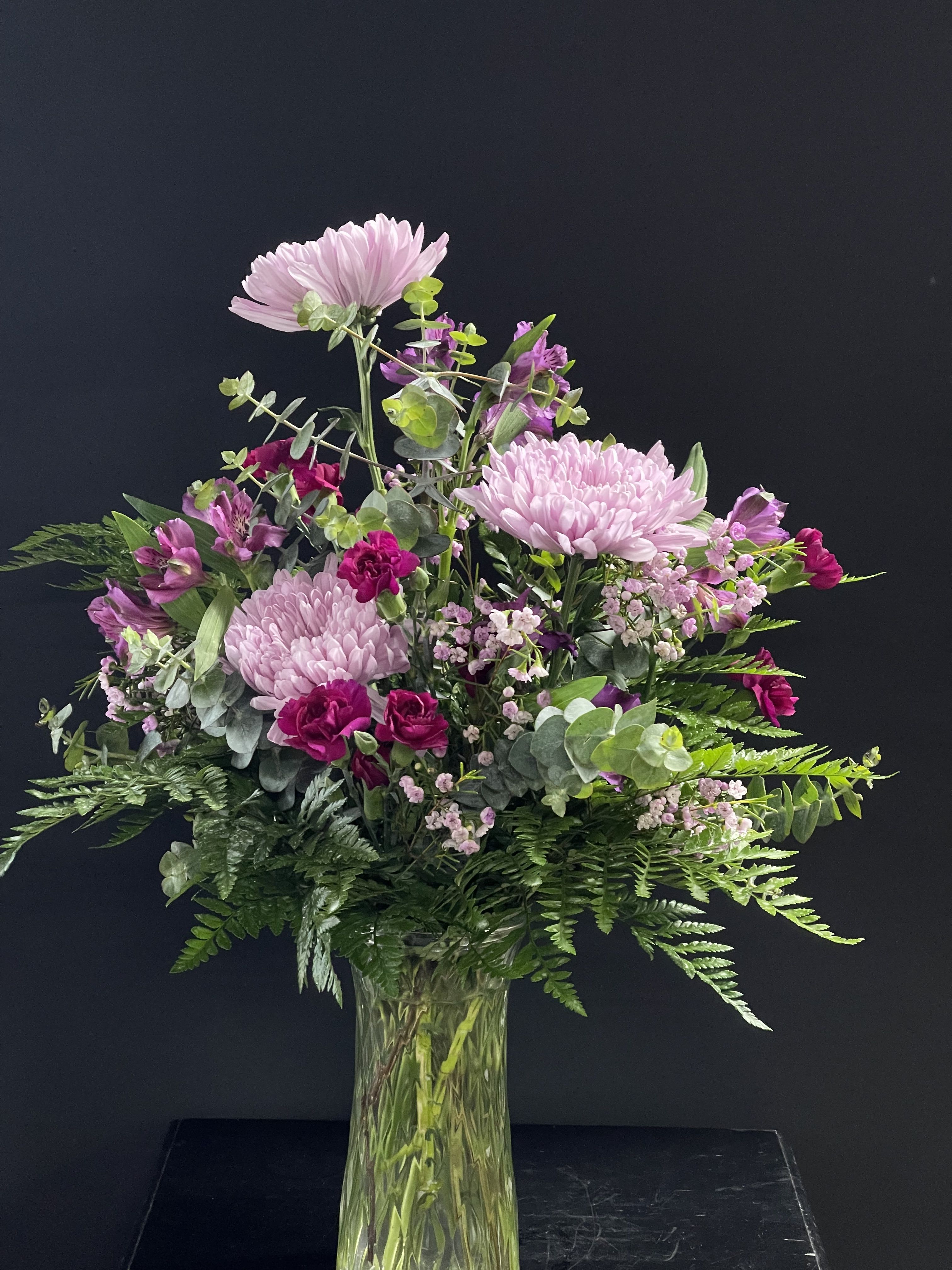 Pink and magenta mixed bouquet in a clear glass vase