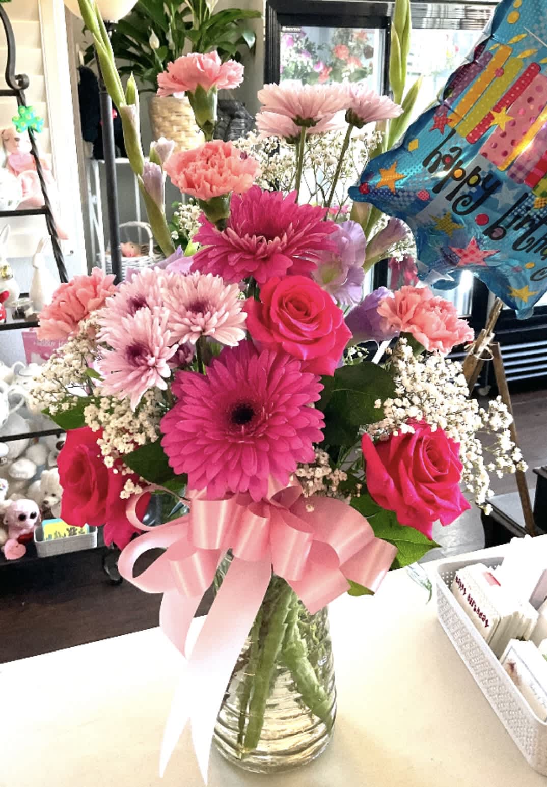 Birthday bouquet/ Ramo de cumpleaños - First bouquet with small balloon, roses, Gerber daisies, Gladiolas, mix flowers in a vase  Primer ramo con globo pequeño, rosas, margaritas Gerbera, gladiolos, flores mixtas en un jarrón