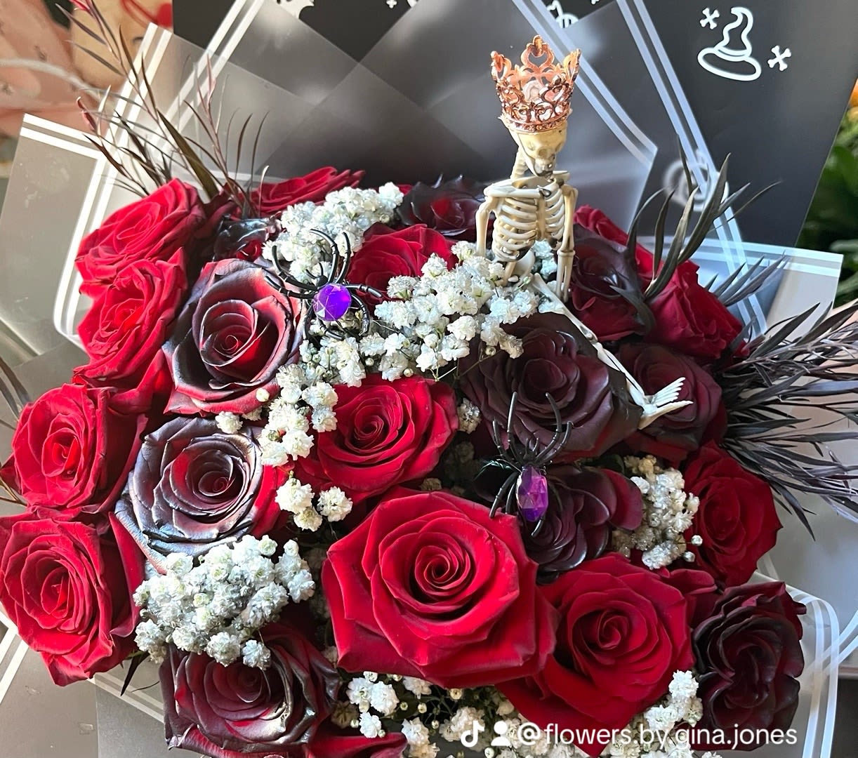 Skeleton queen  - Two dozen rose Ramo black and red with skeleton and spider accessories 
