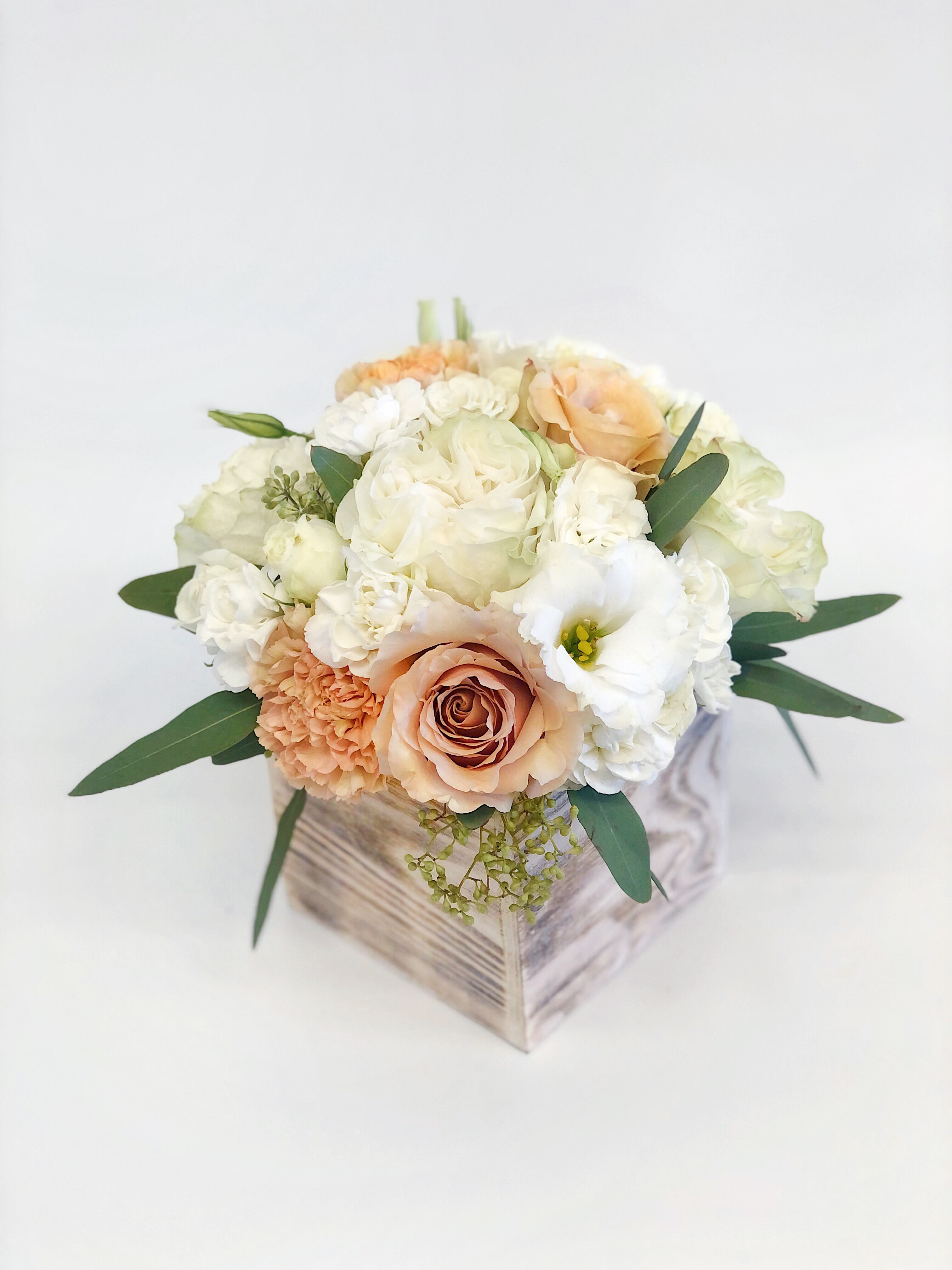 Small Wood box arrangement Peach &amp; White  - If You want bouquet with a twist, choose our flower boxes. We have wood boxes for rustic looking arrangements, or hat boxes for a more elegant look. It’s a beautiful and convenient way. Flowers in boxes don’t need vases. That makes it perfect for transportation and keeping flowers hydrated and secure.