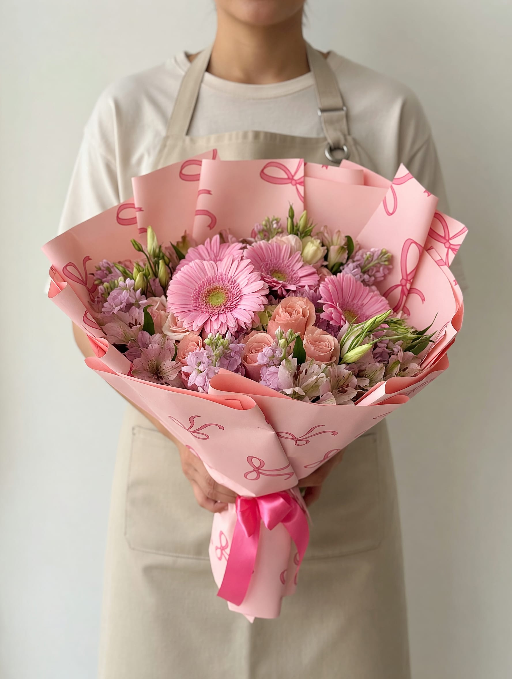 Beautifully Mom - Celebrate the purest love with this delicate and charming bouquet designed especially for Mother's Day. A harmonious combination of pink gerberas, roses in soft tones and seasonal flowers, carefully selected to convey tenderness, gratitude and admiration.  Wrapped in an elegant paper in pink tones with subtle details and finished with a satin ribbon, this arrangement stands out for its fresh, feminine and sophisticated style. Each flower has been placed with precision to create a bouquet full of life, perfect to surprise and excite.  Ideal to pamper mom on her day, this bouquet is not only a gift, it is an expression of love that illuminates the heart and leaves an unforgettable memory.  
