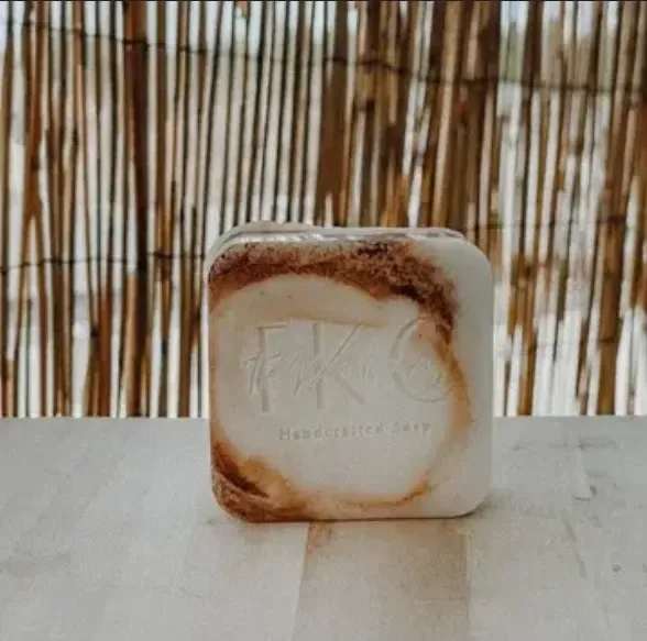 Square white candle tin with brown marbled design