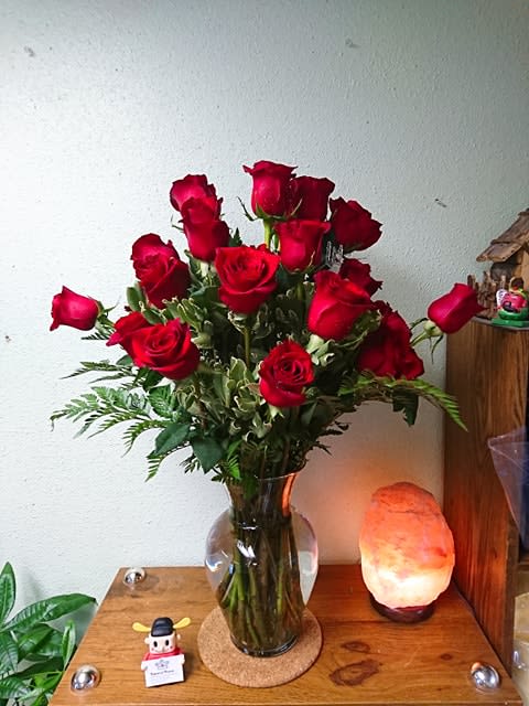 Bouquet of red roses in a clear glass vase