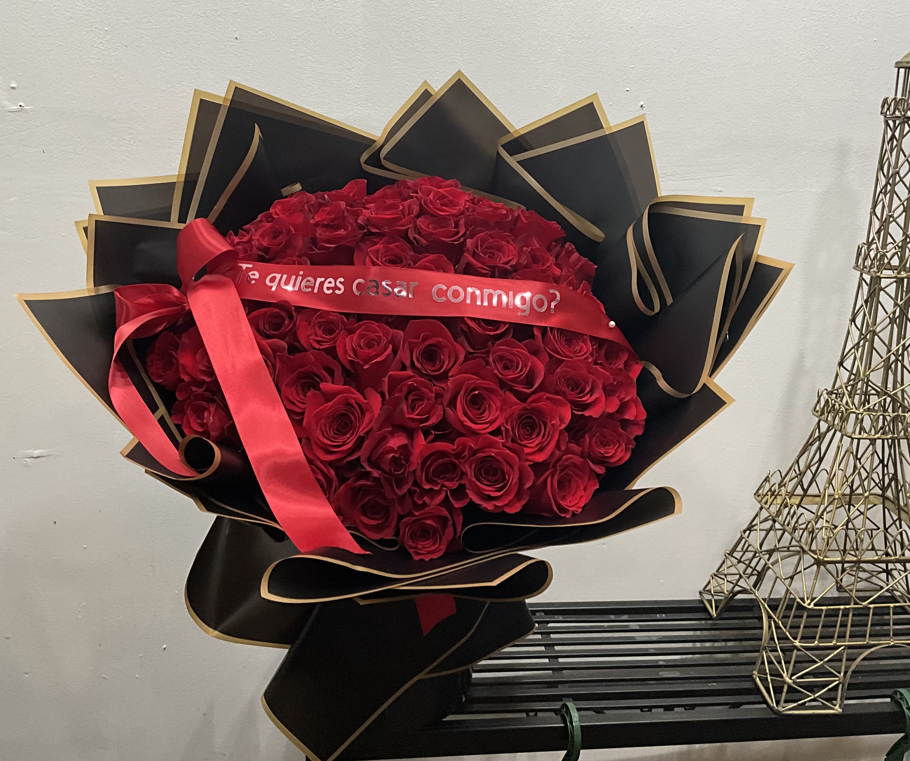 Te Quieres Casar Conmigo Bouquet. - Available in different sizes Standard 50 stems of roses ,Deluxe 100 stems of red roses. Including Banner 