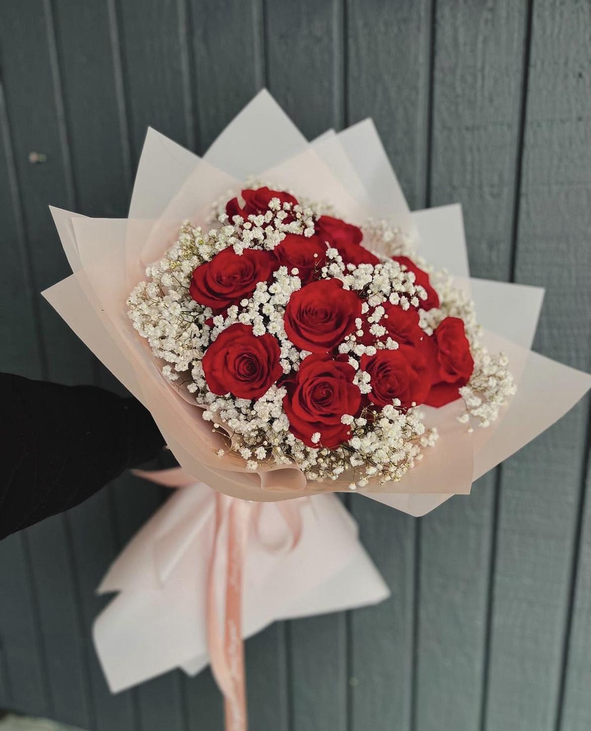 12 classics red roses   - 12 classics red roses with baby breath   