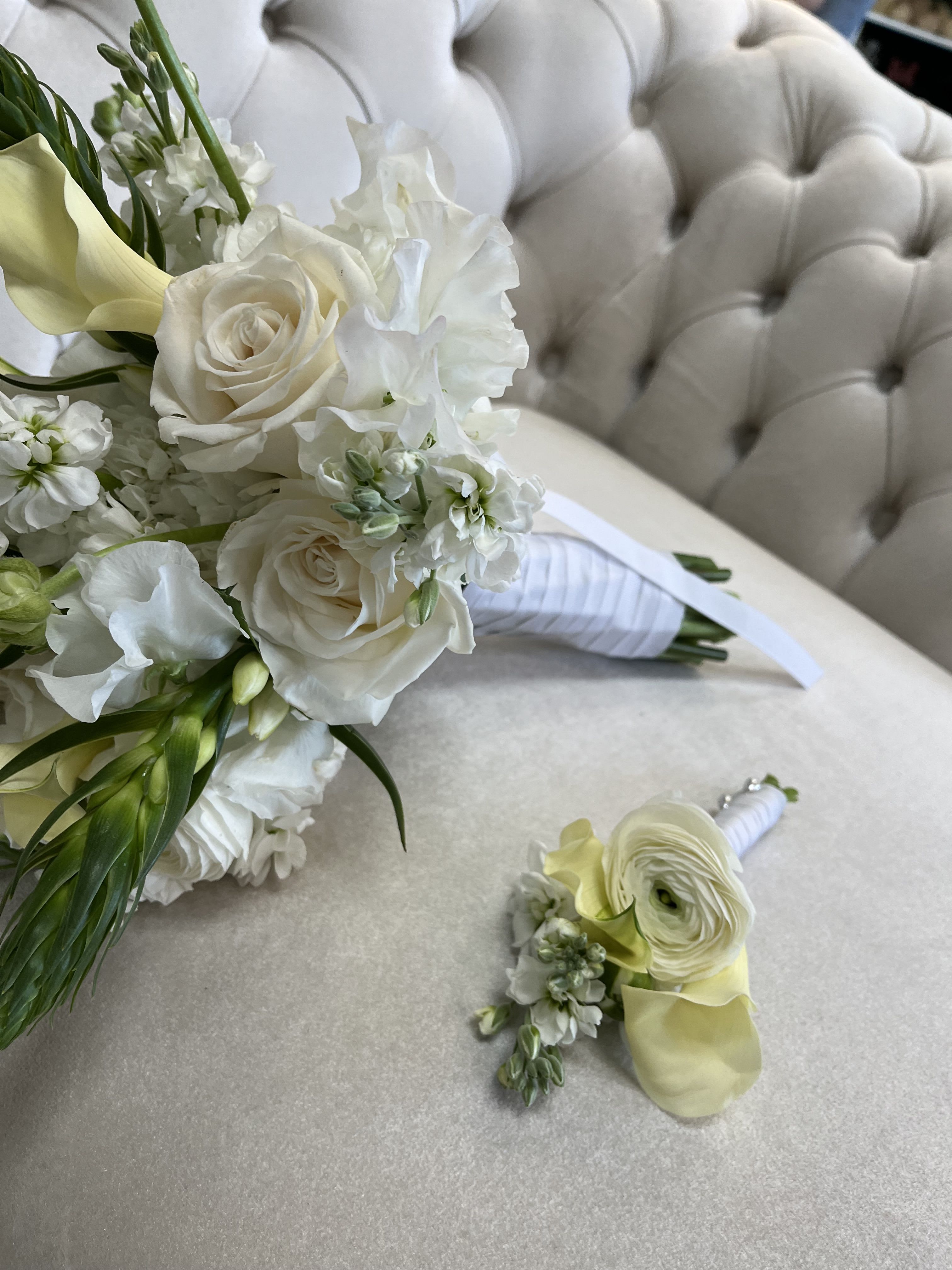 White Green bridal Set - White and Green Bridal Bouquet with Boutonniere”. Our elegant white and green bridal bouquet is designed to add a timeless, romantic touch to your special day. The set includes a matching groom’s boutonniere, carefully crafted to complement the bouquet beautifully. Each arrangement is made with premium fresh flowers and customized to suit your wedding style.