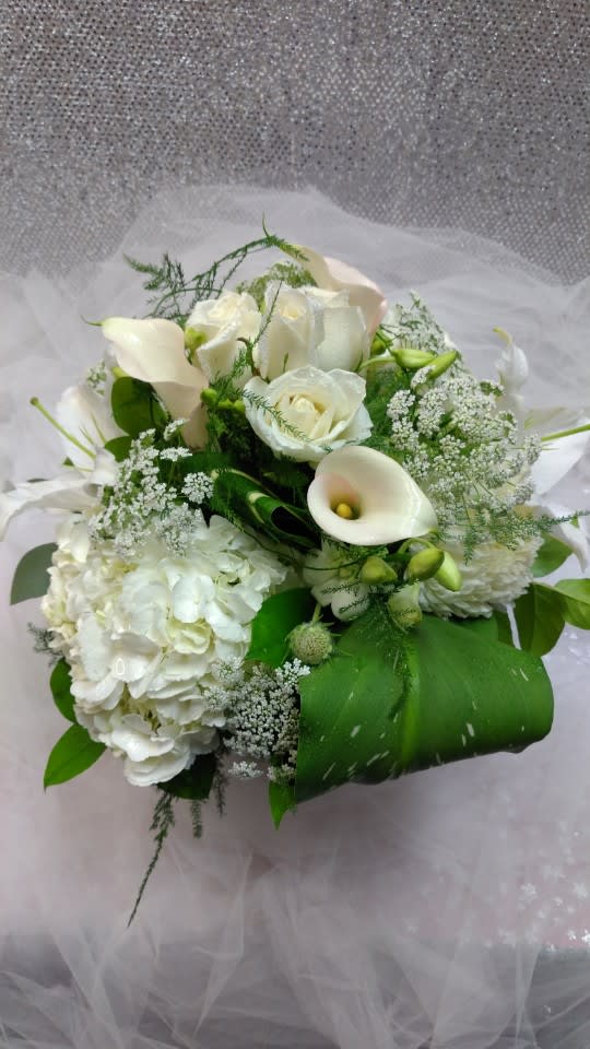 White bouquet with roses, calla lilies, and hydrangea
