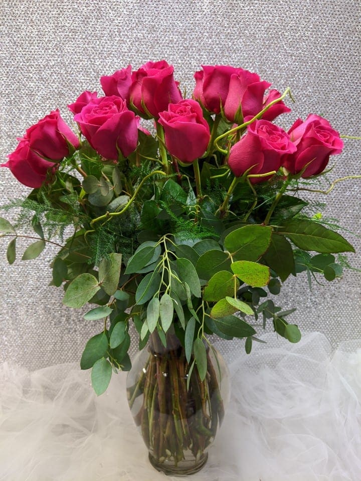 Bouquet of hot pink roses in a clear glass vase