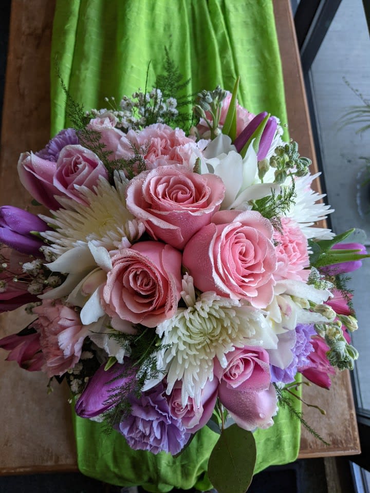 Pink and white mixed bouquet with roses and chrysanthemums