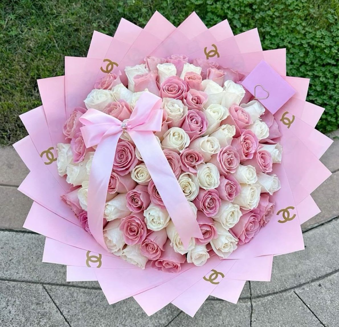 Blush Romance Deluxe - Elegante ramo ramo redondo compuesto por Una delicada combinacion  de rosas en tonos rosados y blancos , acompañado de finos detalles de gypsophila. Envuelto en papel rosado tipo premium que realization su estilo romantico y sofisticado.