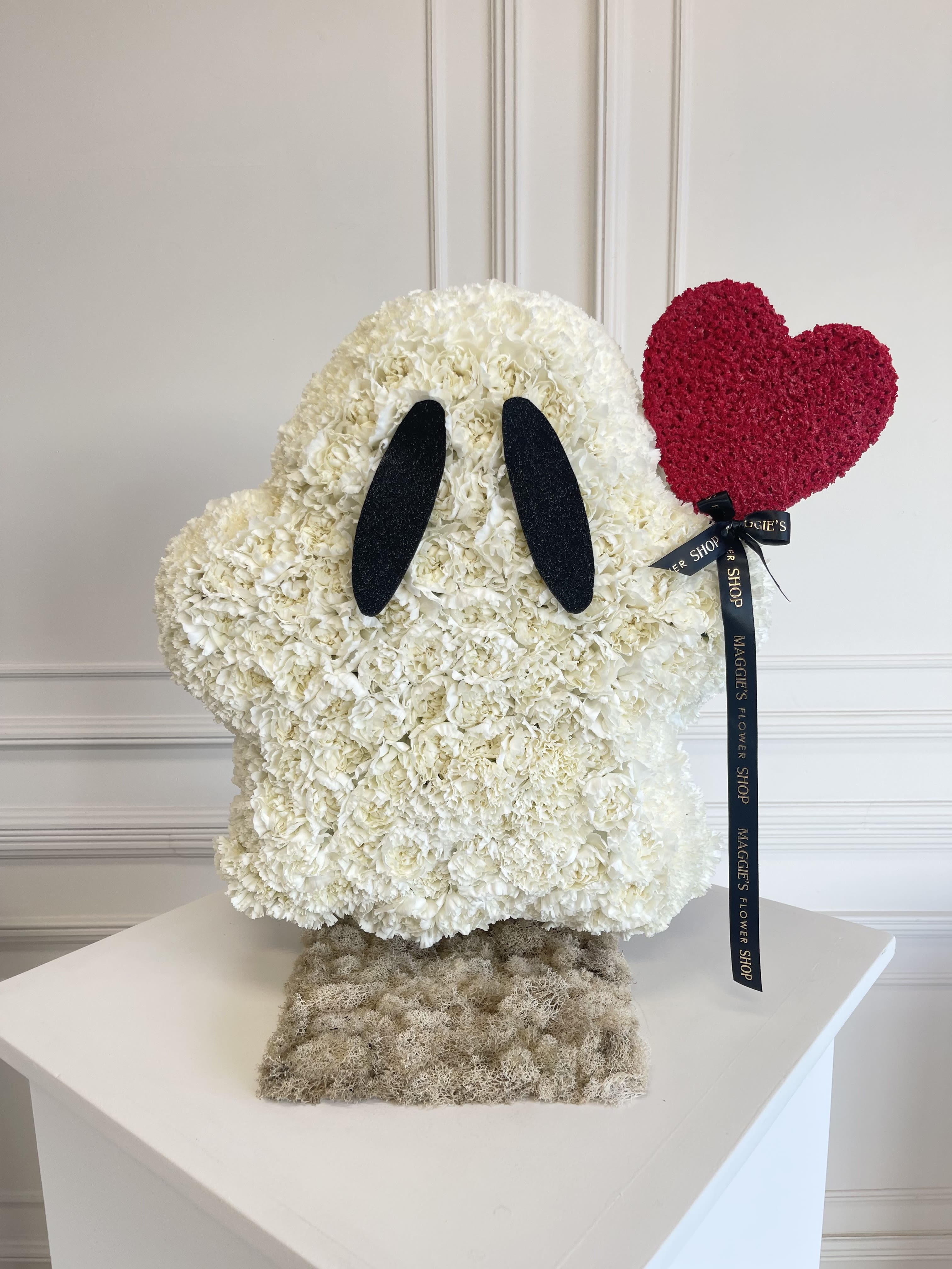 MFS Mr. BOO - Halloween theme sculpture  MR. BOO holding heart balloon  