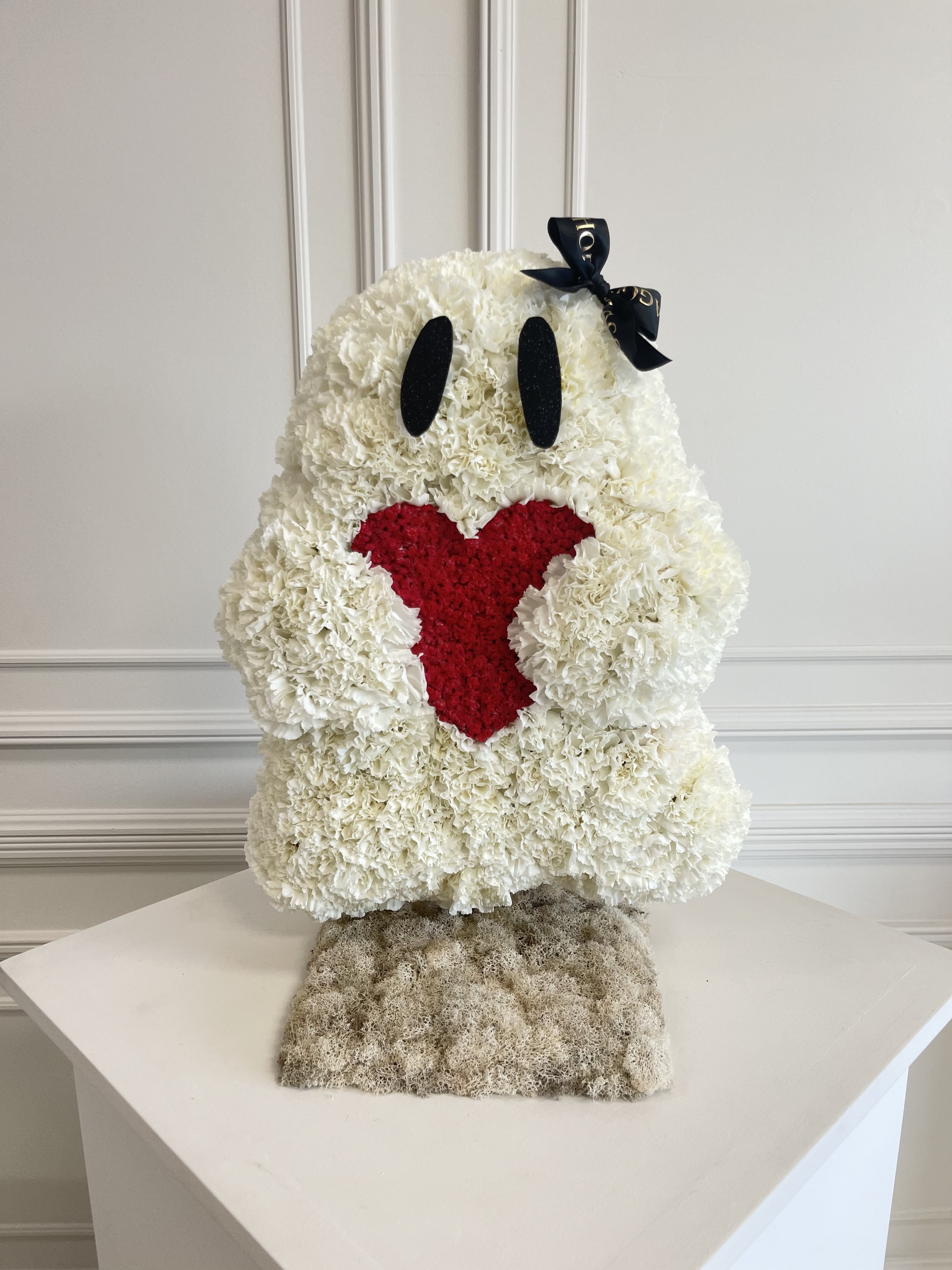 MFS Mrs. BOO  - Halloween theme sculpture   Mrs. Boo holding heart 