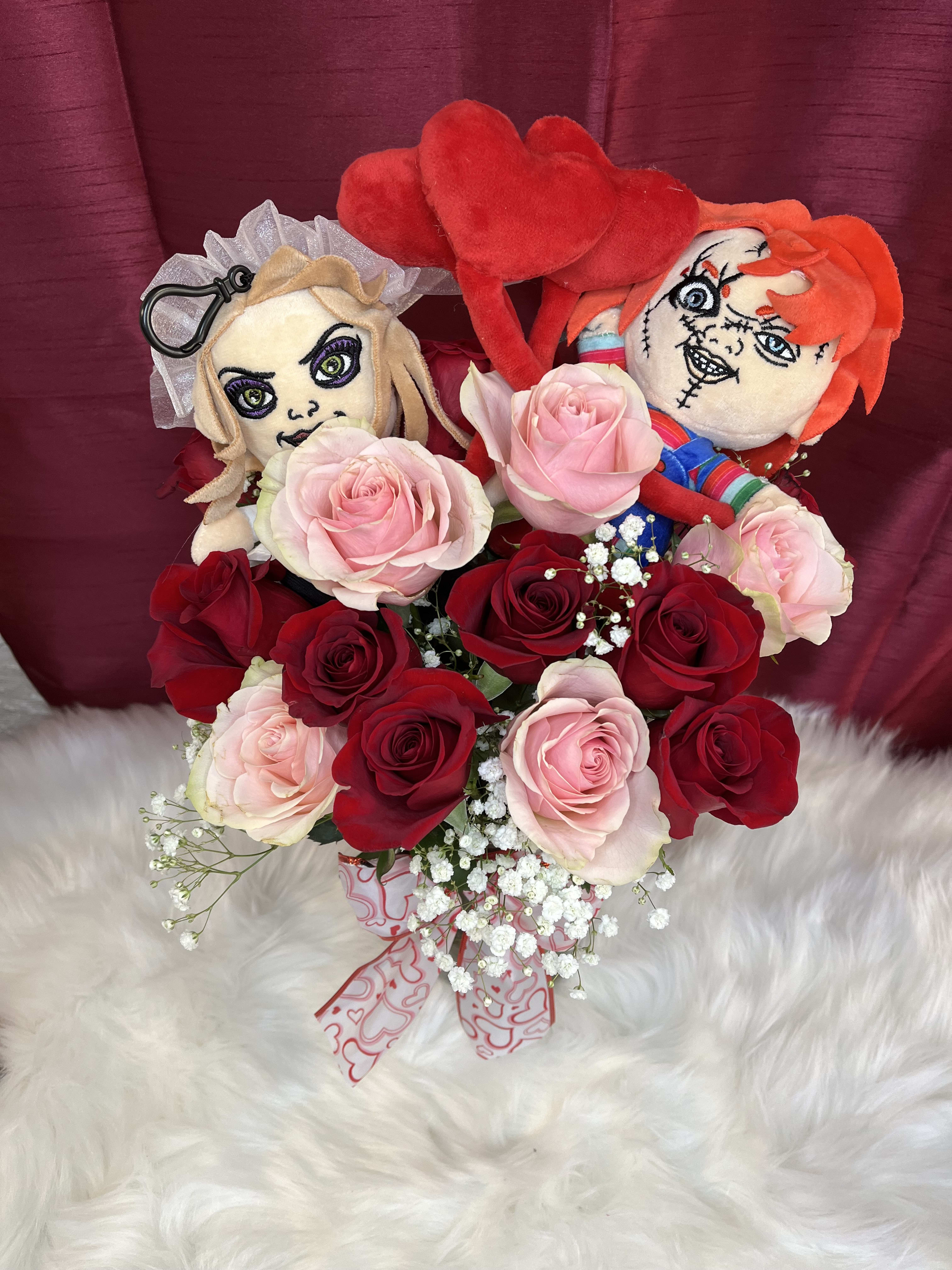 Bouquet of red and pink roses with two plush dolls and heart decorations