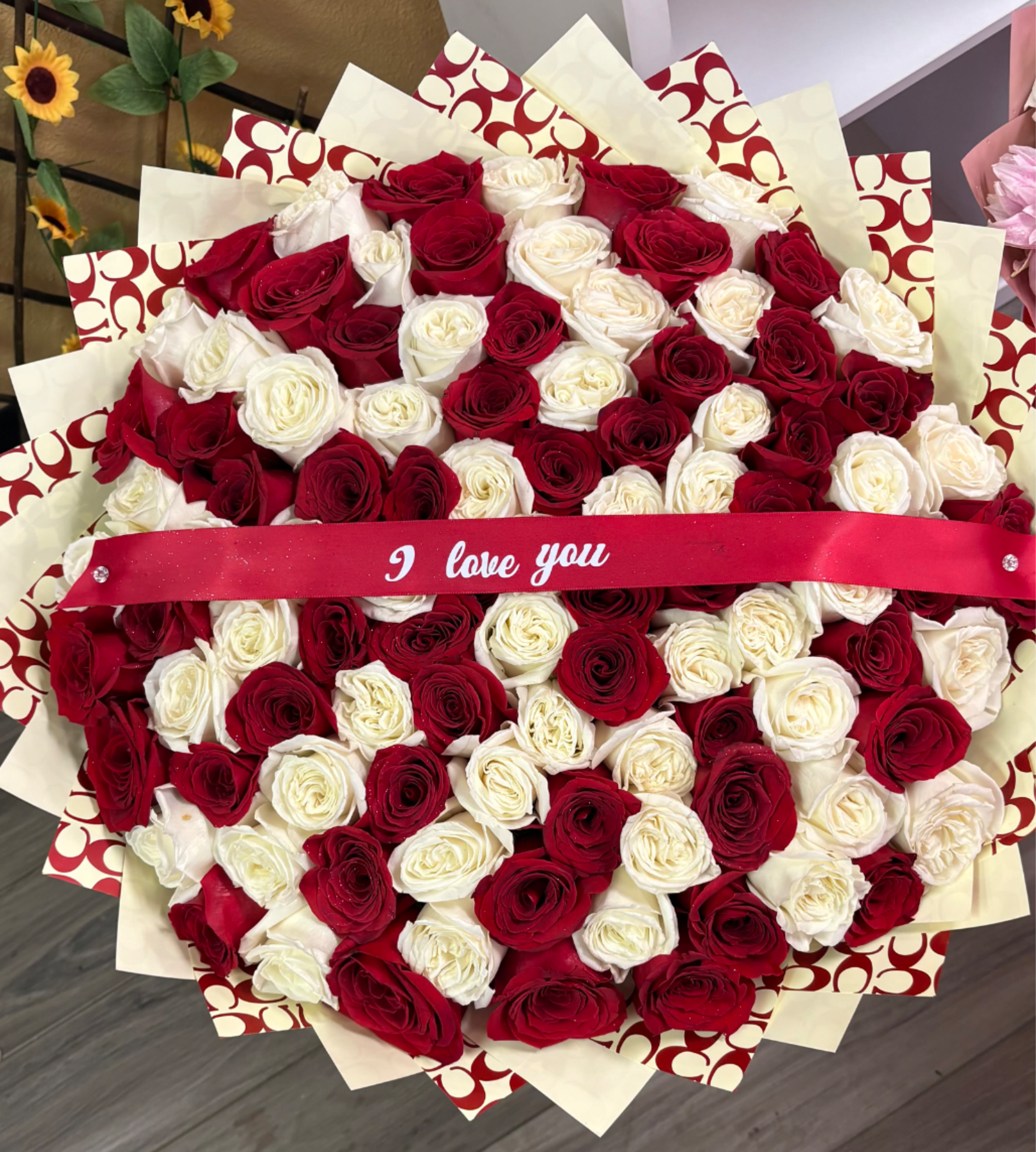 Love Dust - 100 count rose bouquet mix Red &amp; white roses