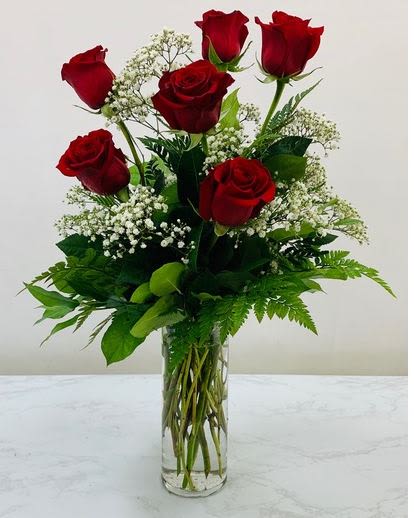 Bouquet of red roses in a clear glass vase