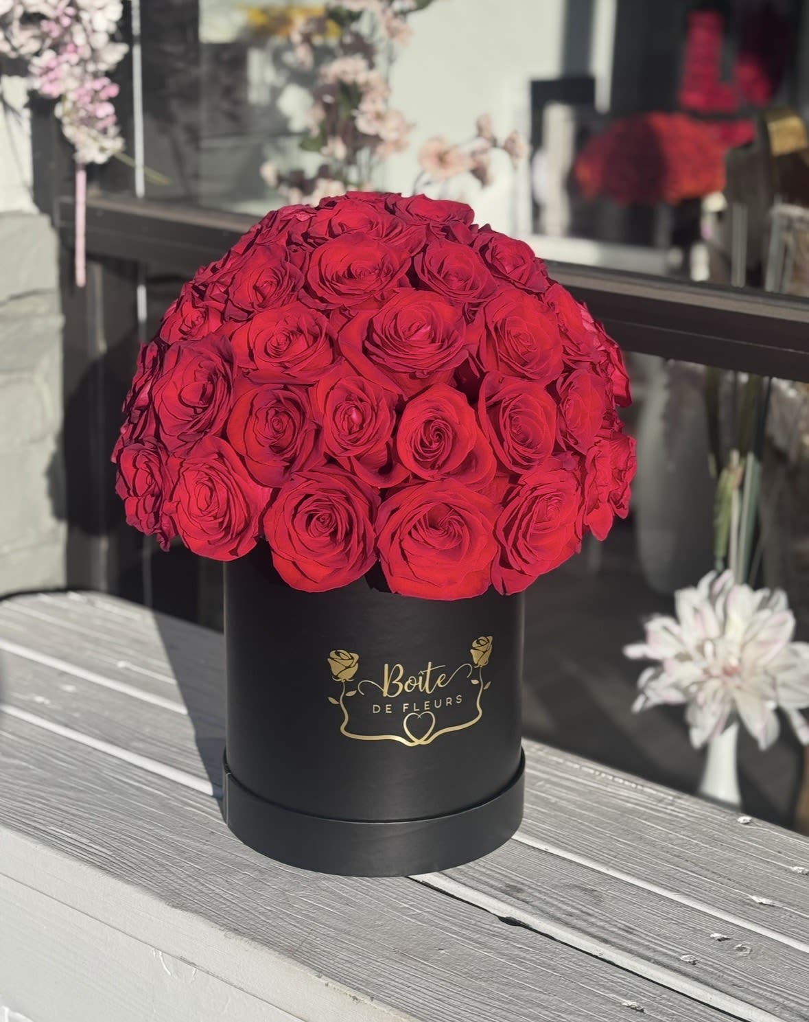 Red rose bouquet in a black round box