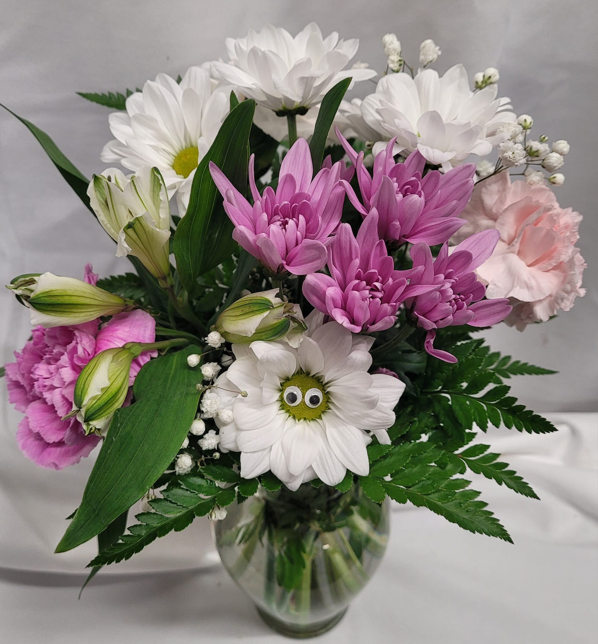 Bouquet of pink and white flowers in a clear glass vase
