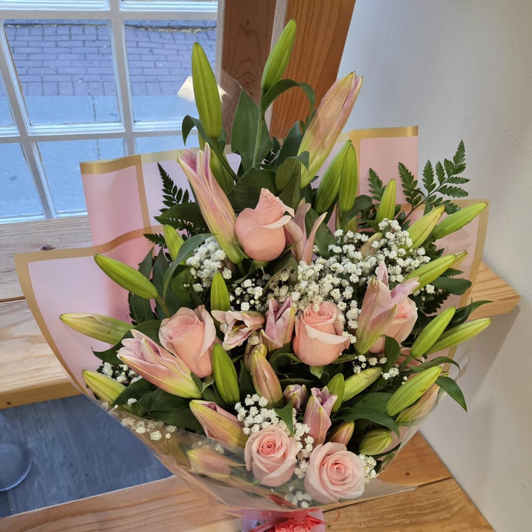 Bouquet of pink roses and lily buds with baby's breath