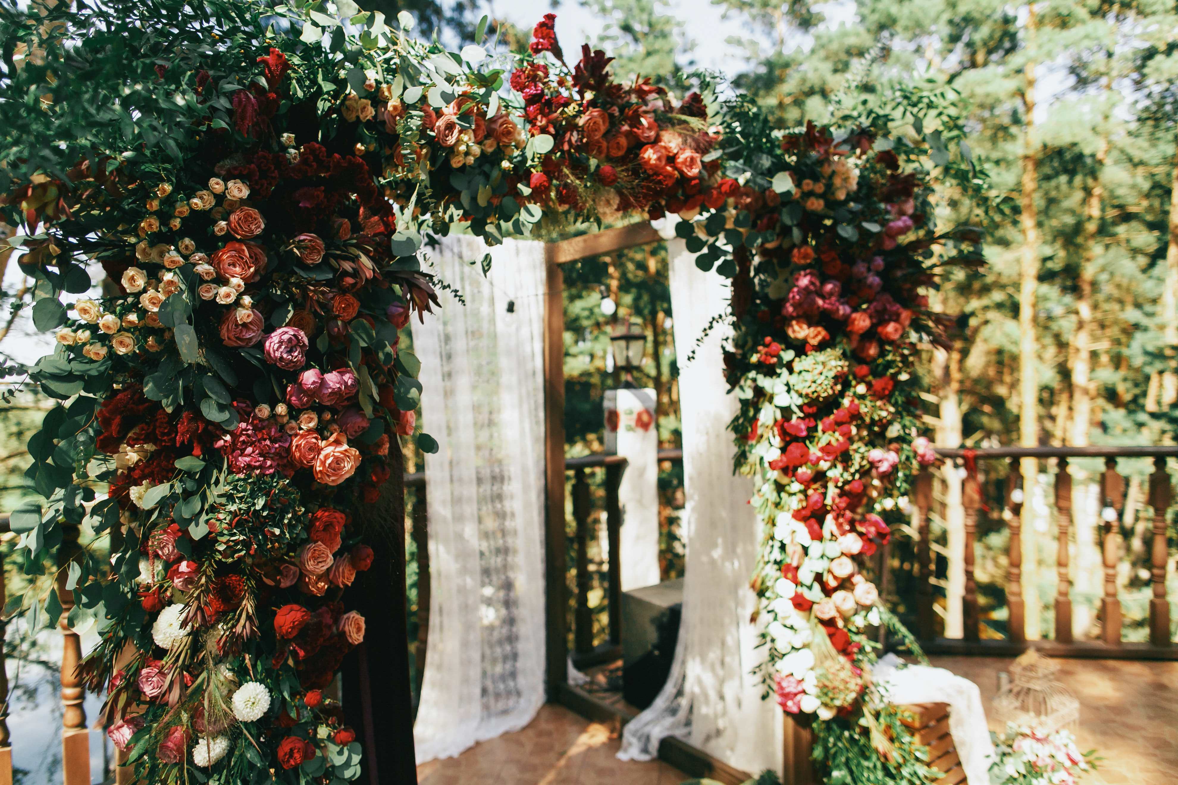 Expert Tips for Attaching Flowers to a Wedding Arch
