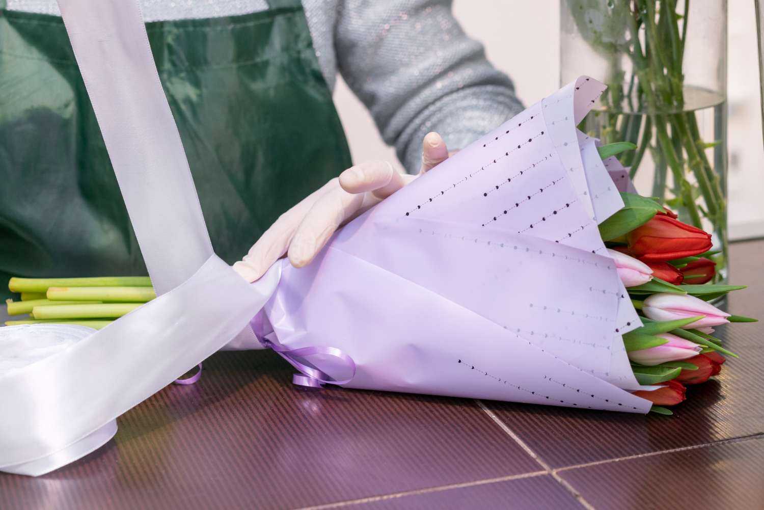 How to Wrap a Bouquet of Flowers: Simple Techniques