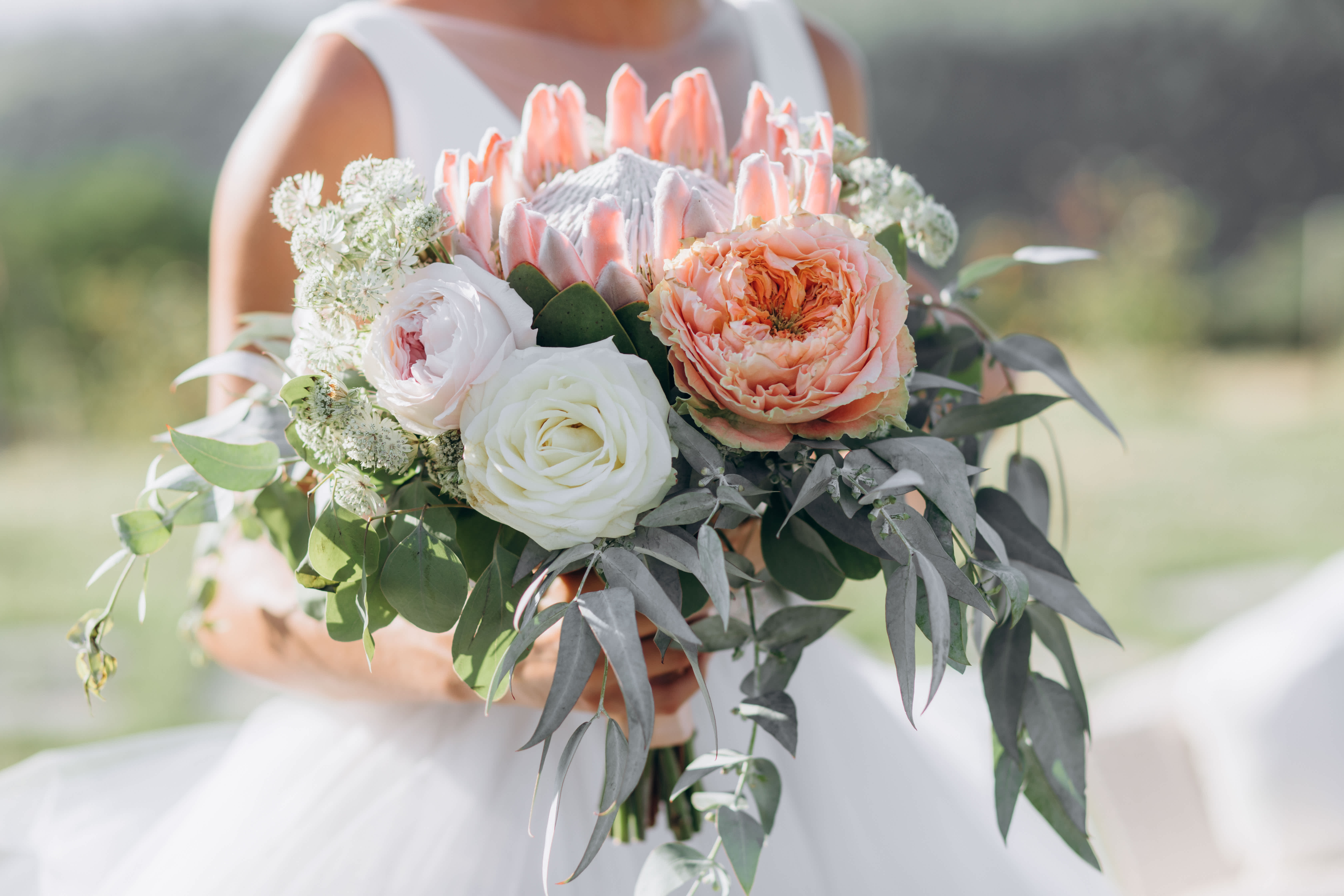 Choose the Right Flowers for a Wedding Bouquet