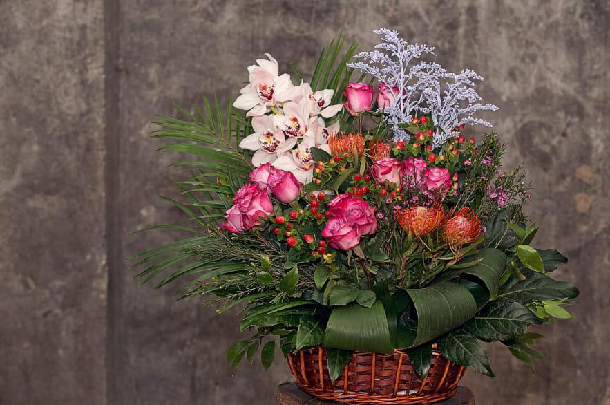 Guide to Making a Gorgeous Large Flower Arrangement