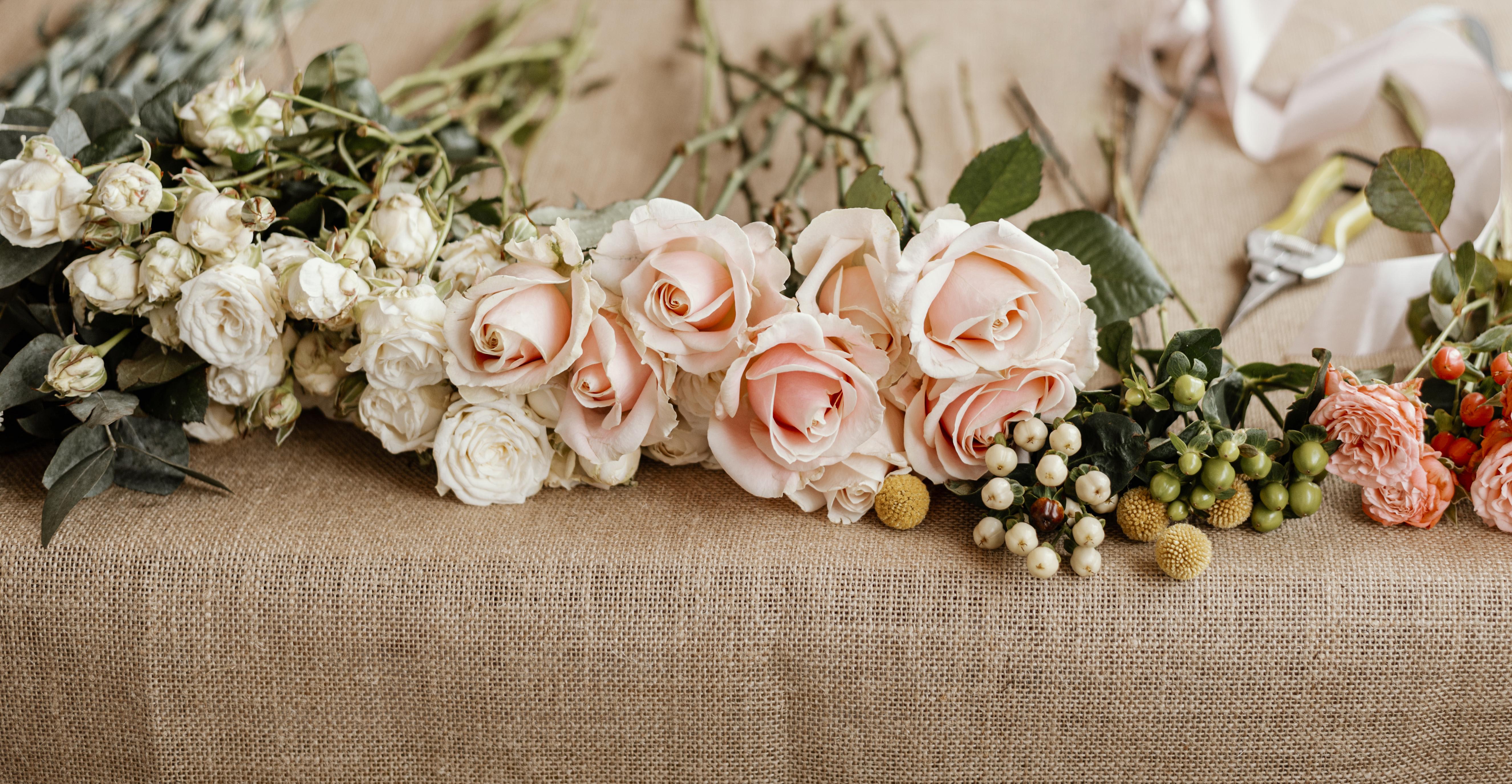 What Flowers Are Good for Wedding Decorations