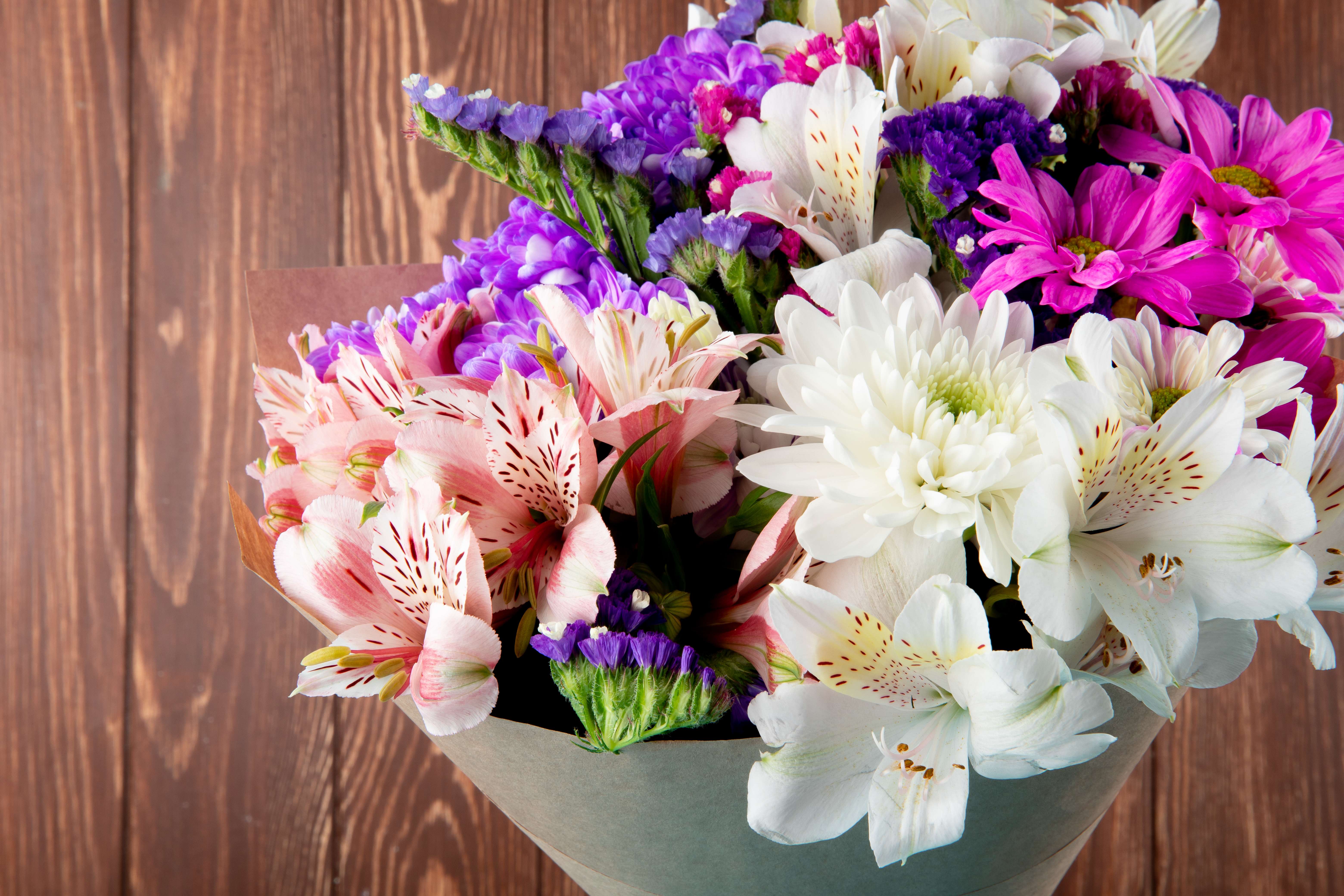 Choosing Flowers for a Silver Wedding Anniversary